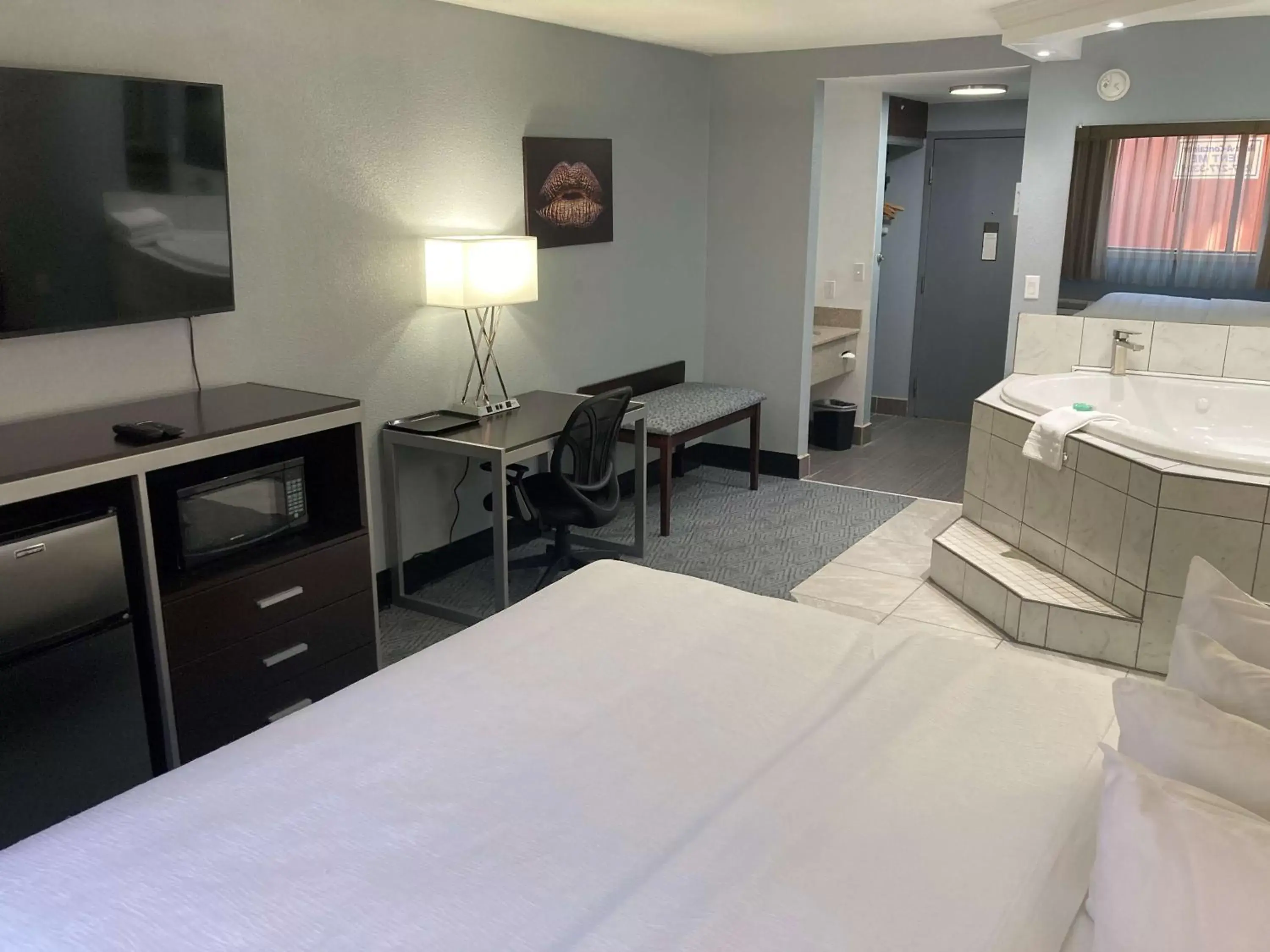 Bed, TV/Entertainment Center in Best Western Plus Reading Inn & Suites