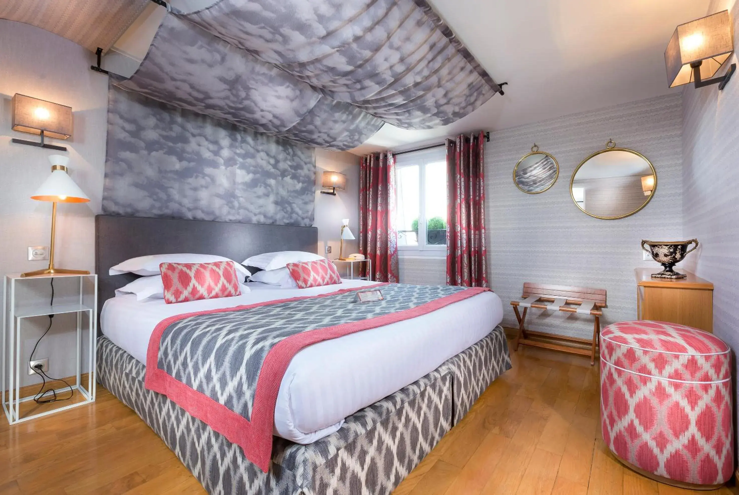 Photo of the whole room, Bed in Dauphine Saint Germain Photo of the whole room, Bed in Dauphine Saint Germain