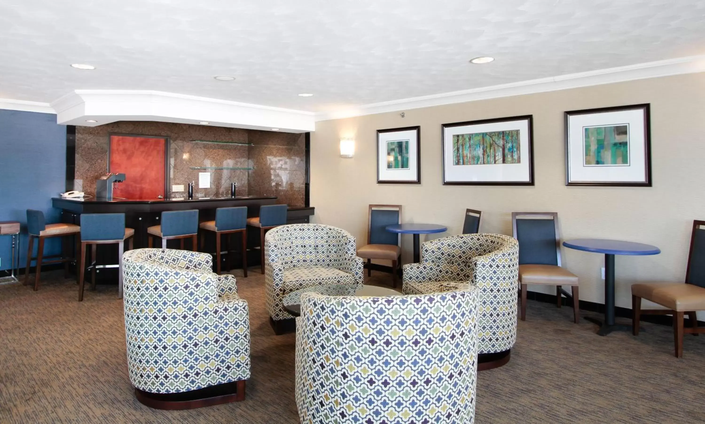 Property building, Lounge/Bar in Holiday Inn Express - Downtown San Diego, an IHG Hotel