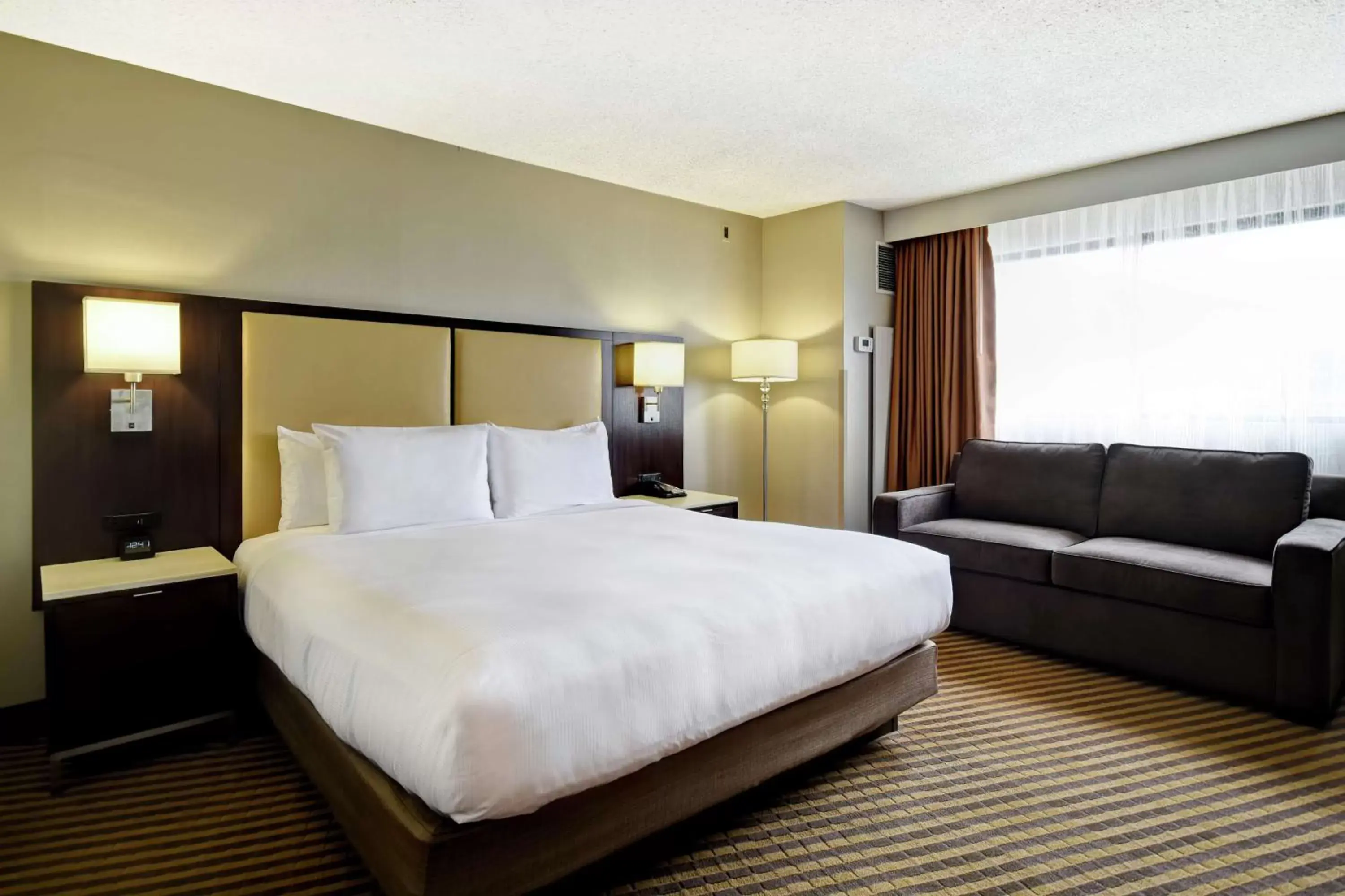 Bed in DoubleTree by Hilton Pleasanton at The Club