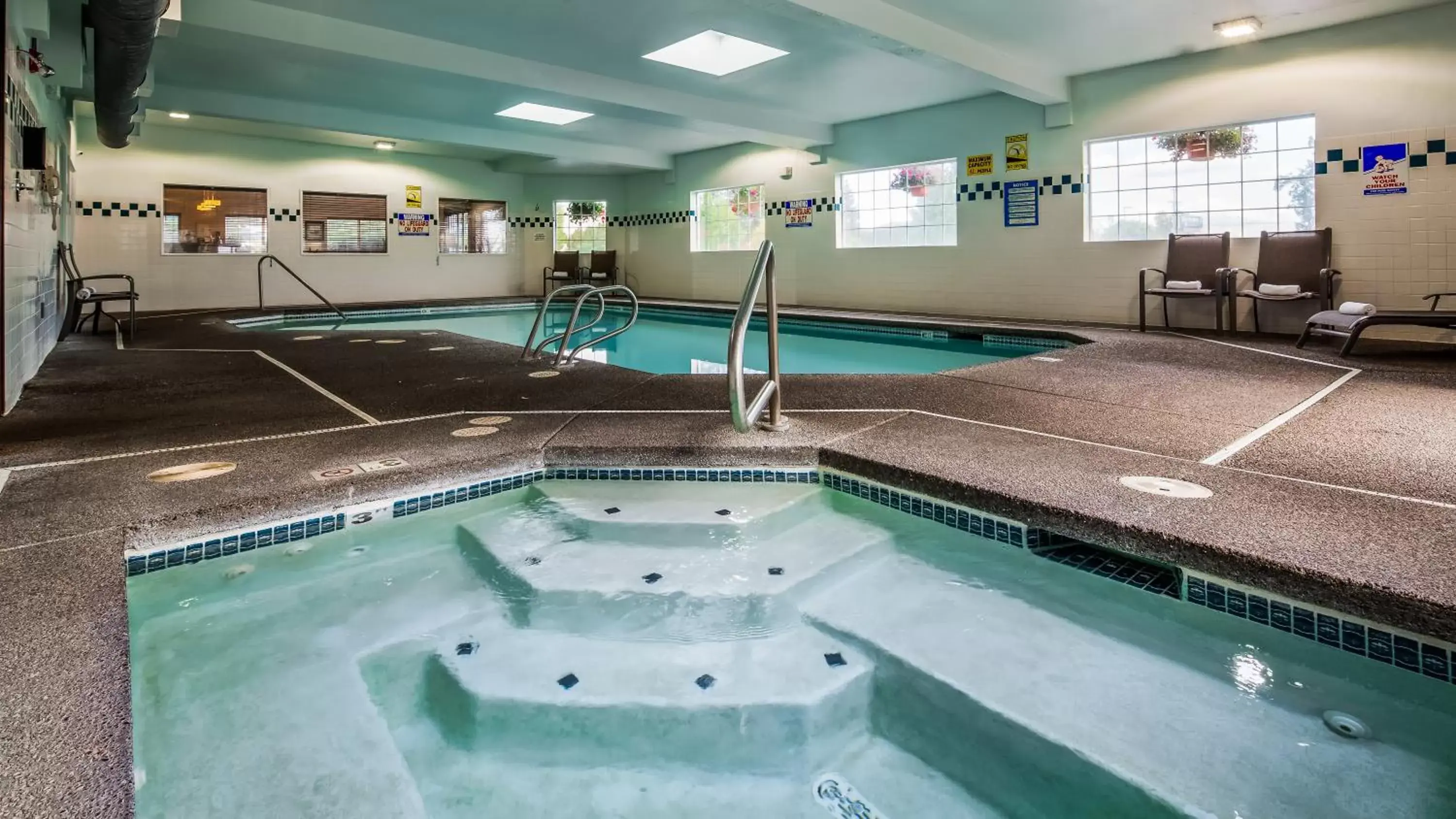 Hot Tub, Swimming Pool in Best Western Oak Meadows Inn