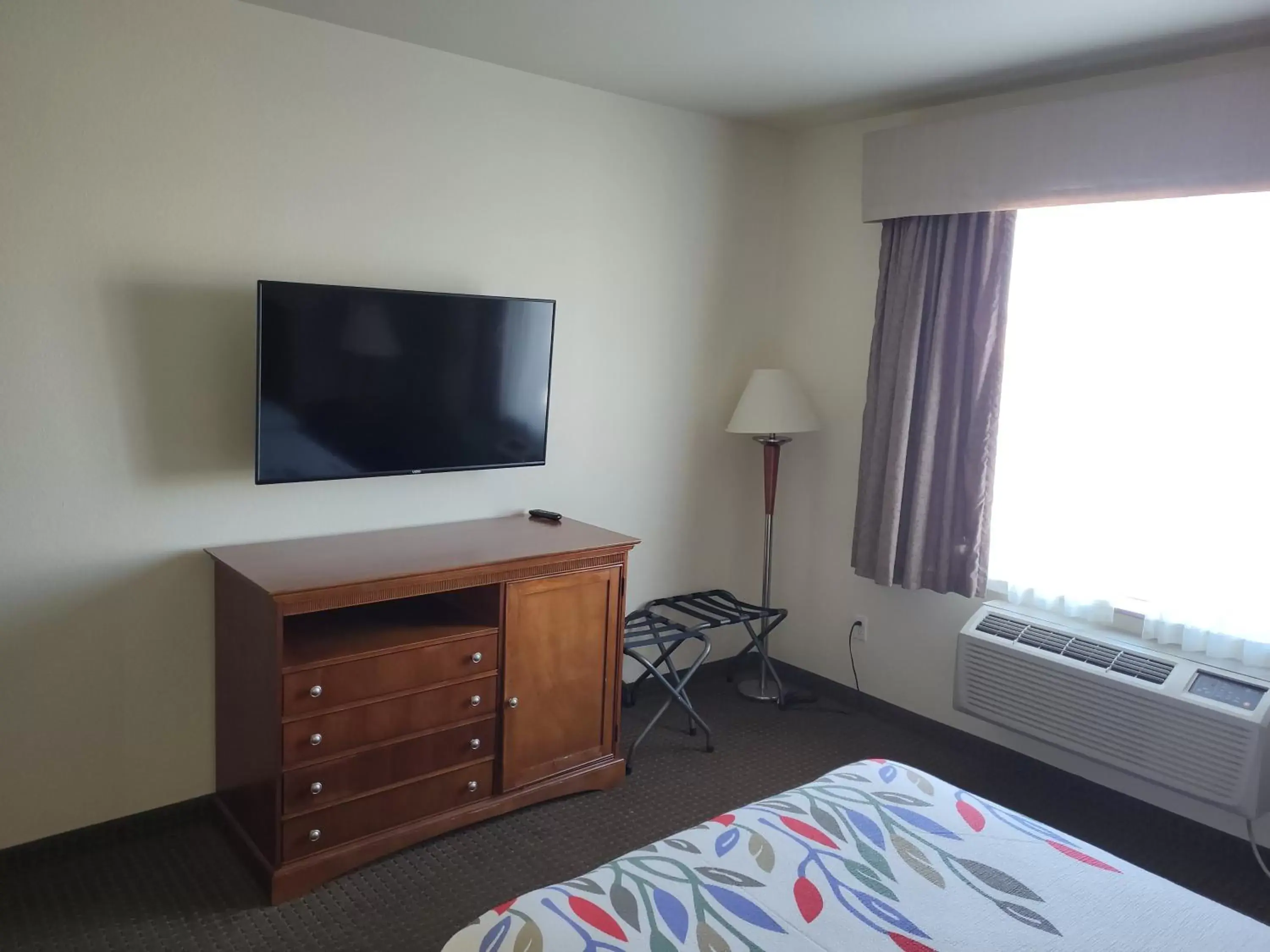 TV/Entertainment Center in A Riverside Inn Travelodge by Wyndham