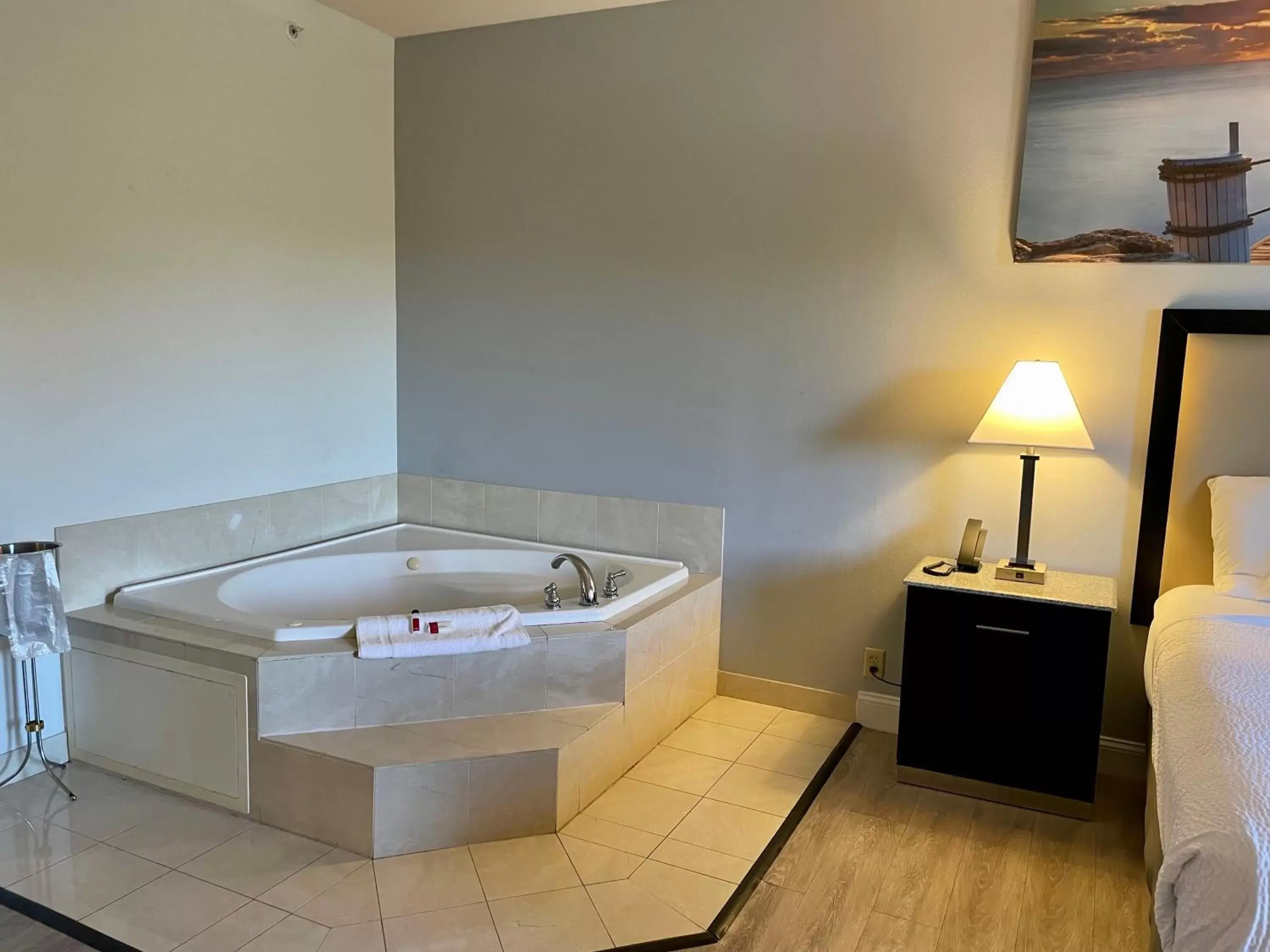 Bed, Bathroom in Days Inn & Suites by Wyndham Lakeland