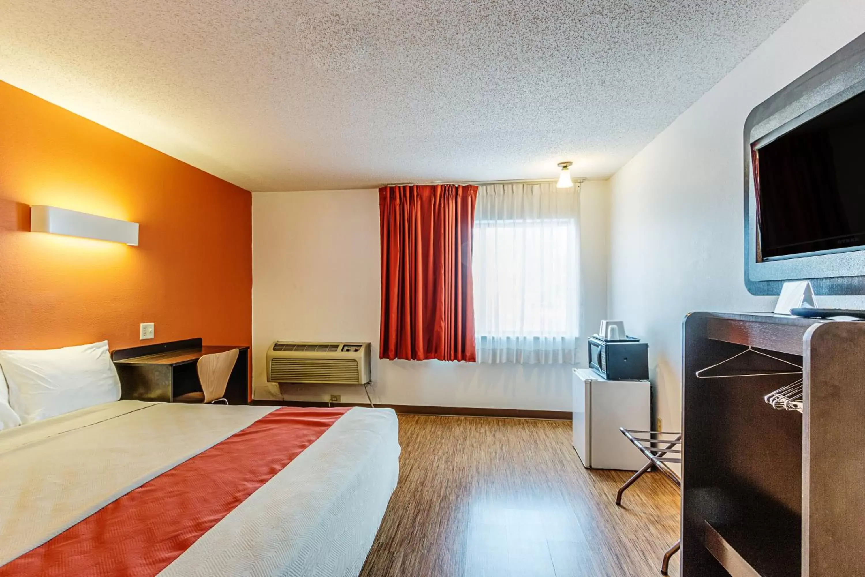 Bedroom, Bed in Motel 6-Wisconsin Rapids, WI Bedroom, Bed in Motel 6-Wisconsin Rapids, WI