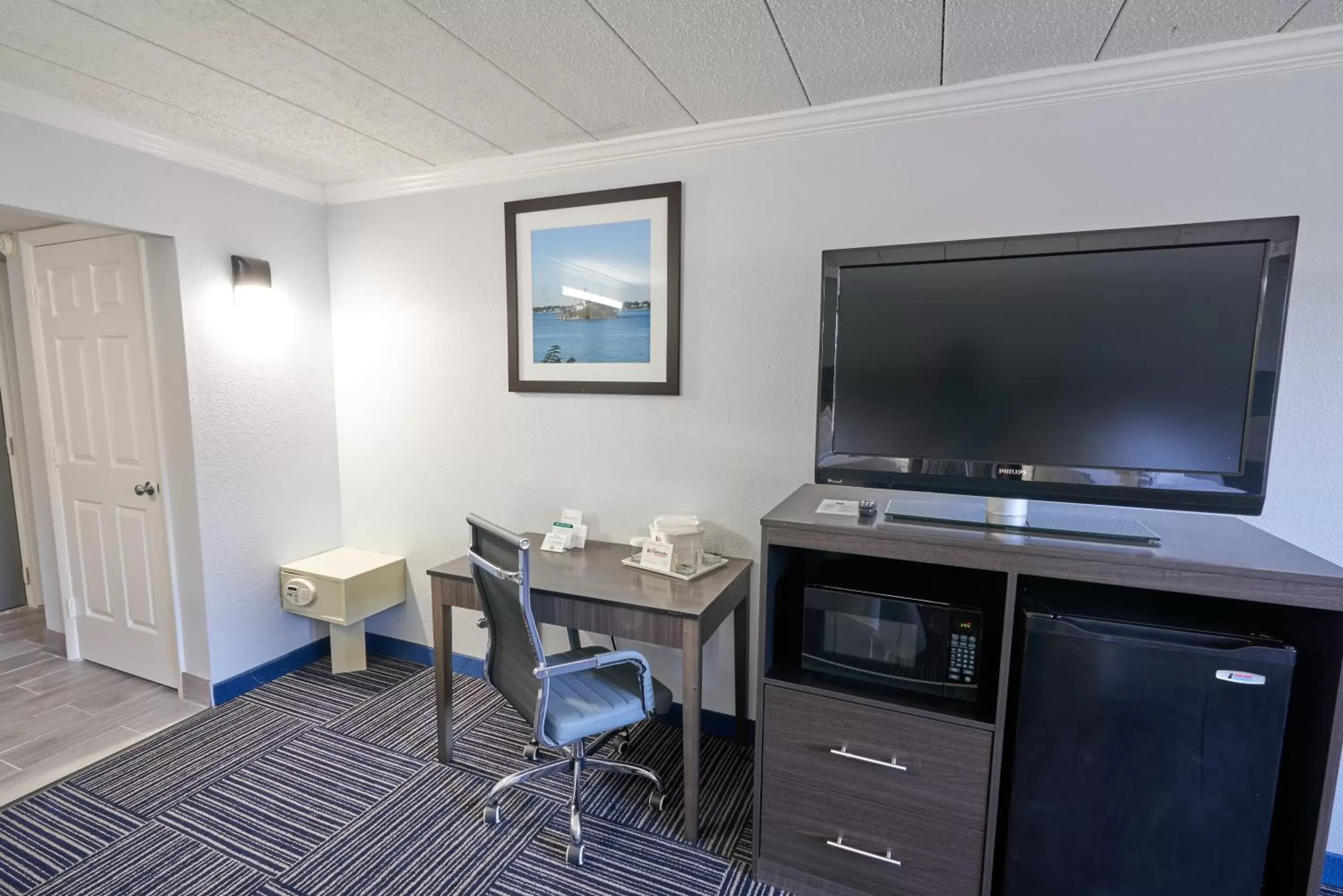 TV/Entertainment Center in The Admiralty Inn & Suites