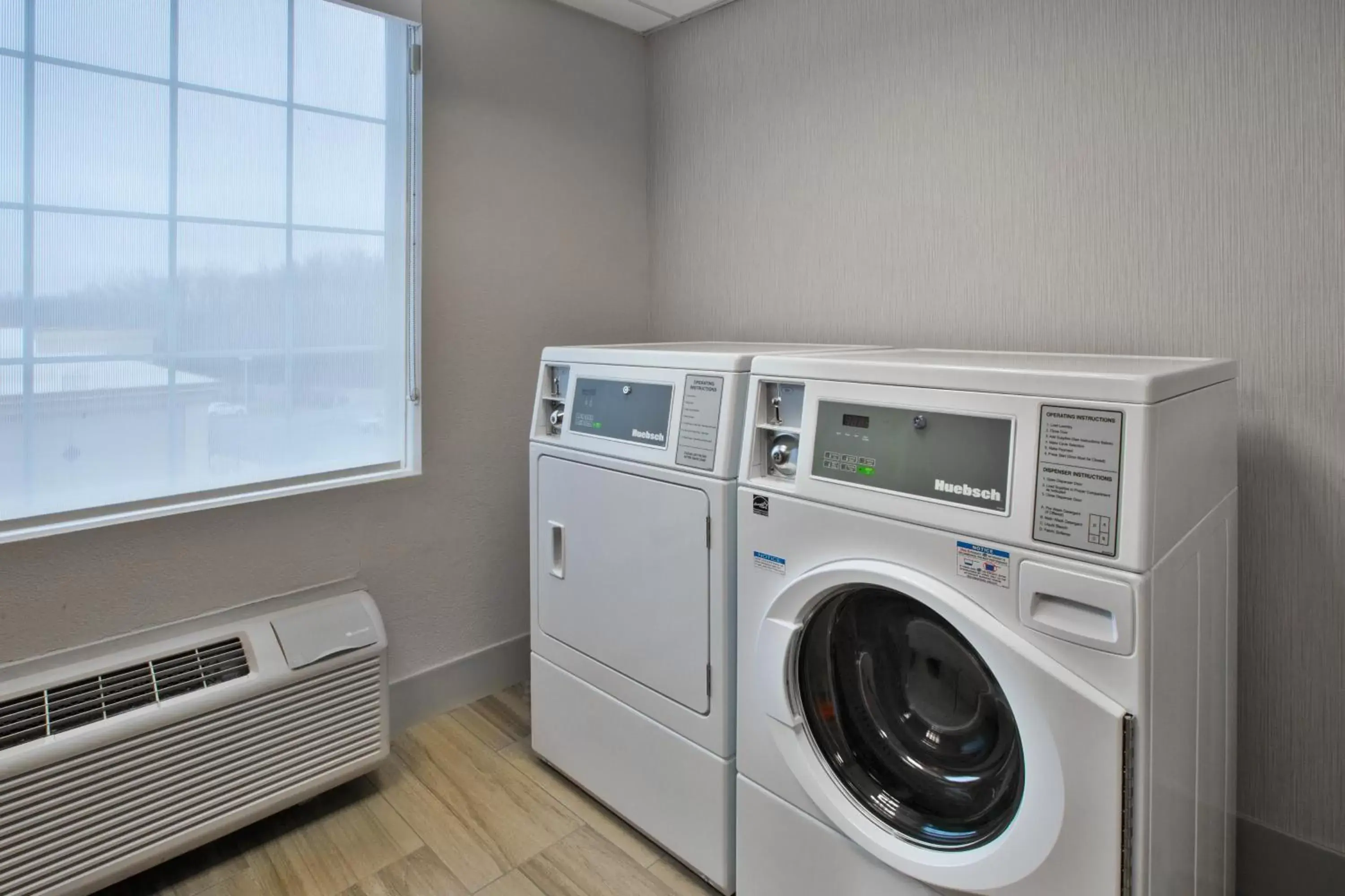 Other, Kitchen/Kitchenette in Holiday Inn Express Hotel & Suites Manchester Conference Center, an IHG Hotel