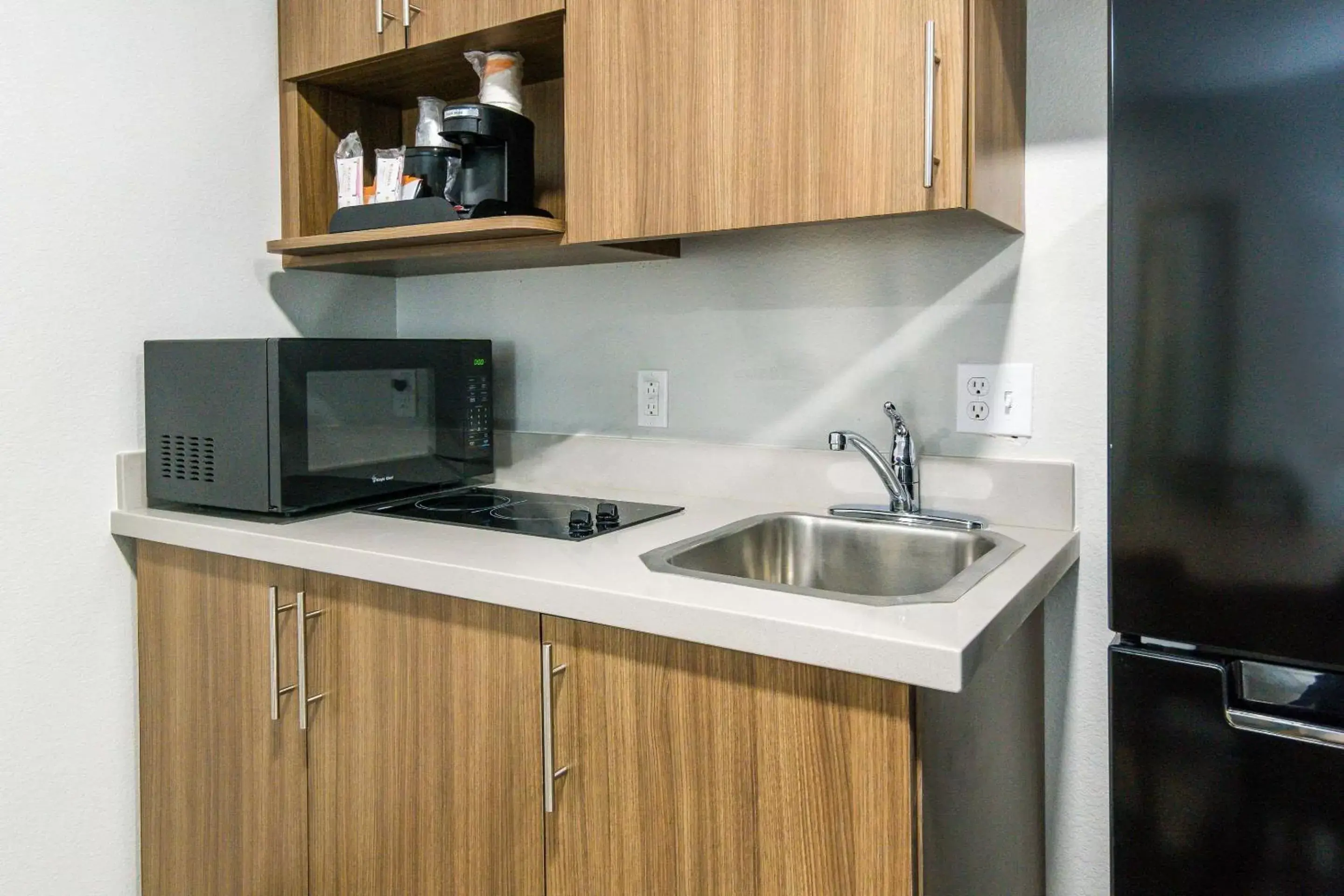 Kitchen or kitchenette, Kitchen/Kitchenette in Comfort Suites DeSoto Dallas South