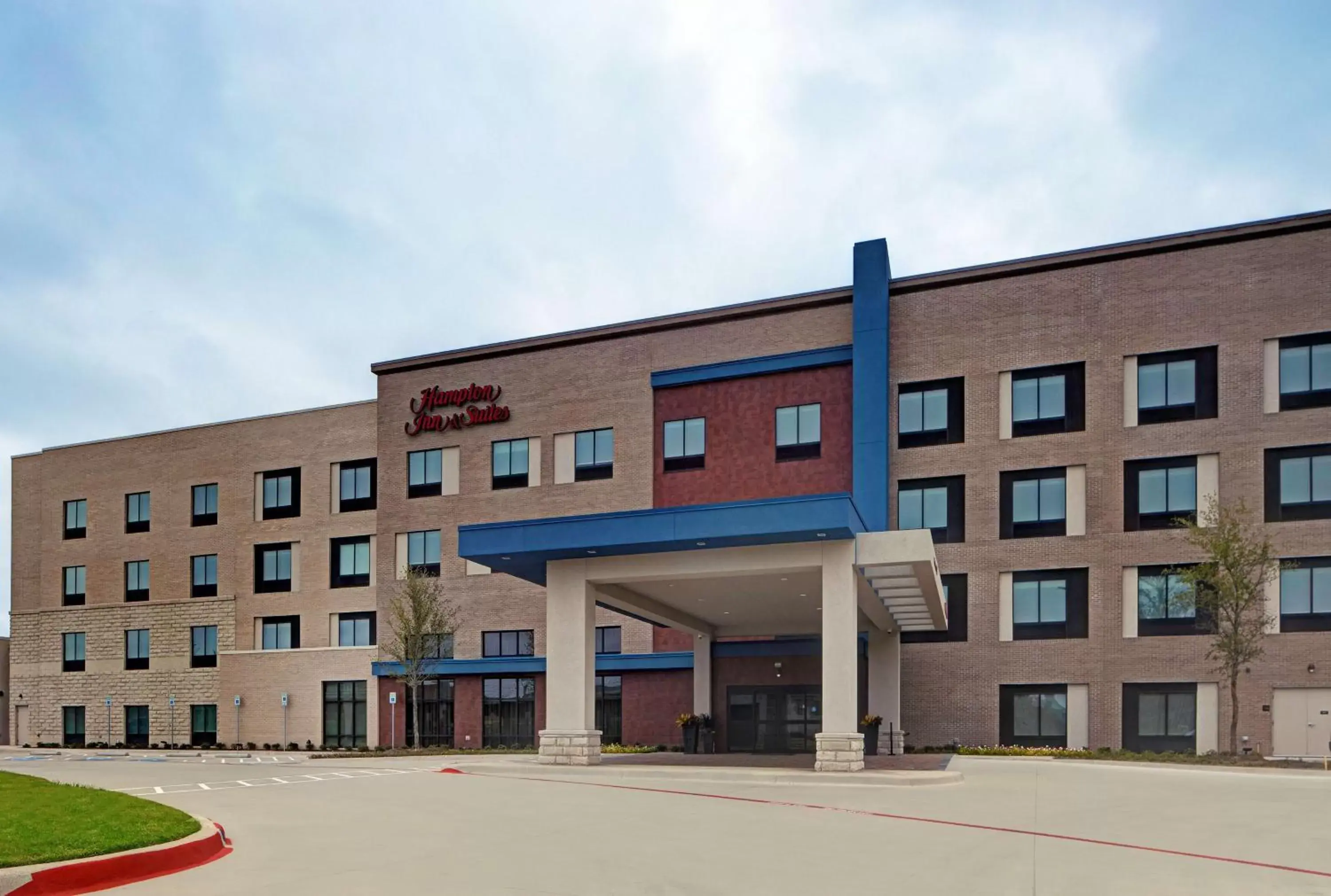 Property Building in Hampton Inn & Suites Farmers Branch Dallas, Tx