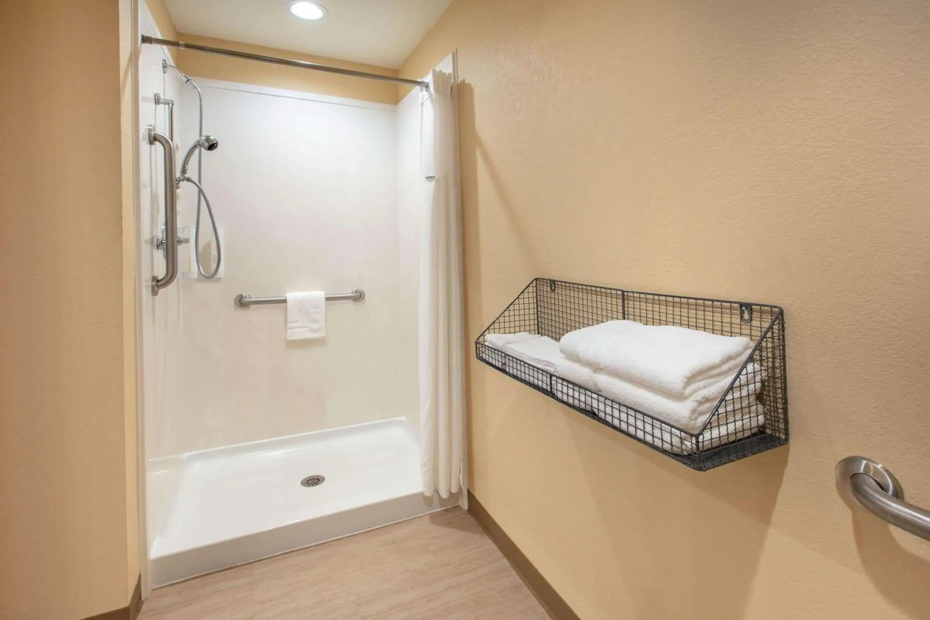 Shower, Bathroom in Days Inn & Suites by Wyndham Florence/Jackson Area