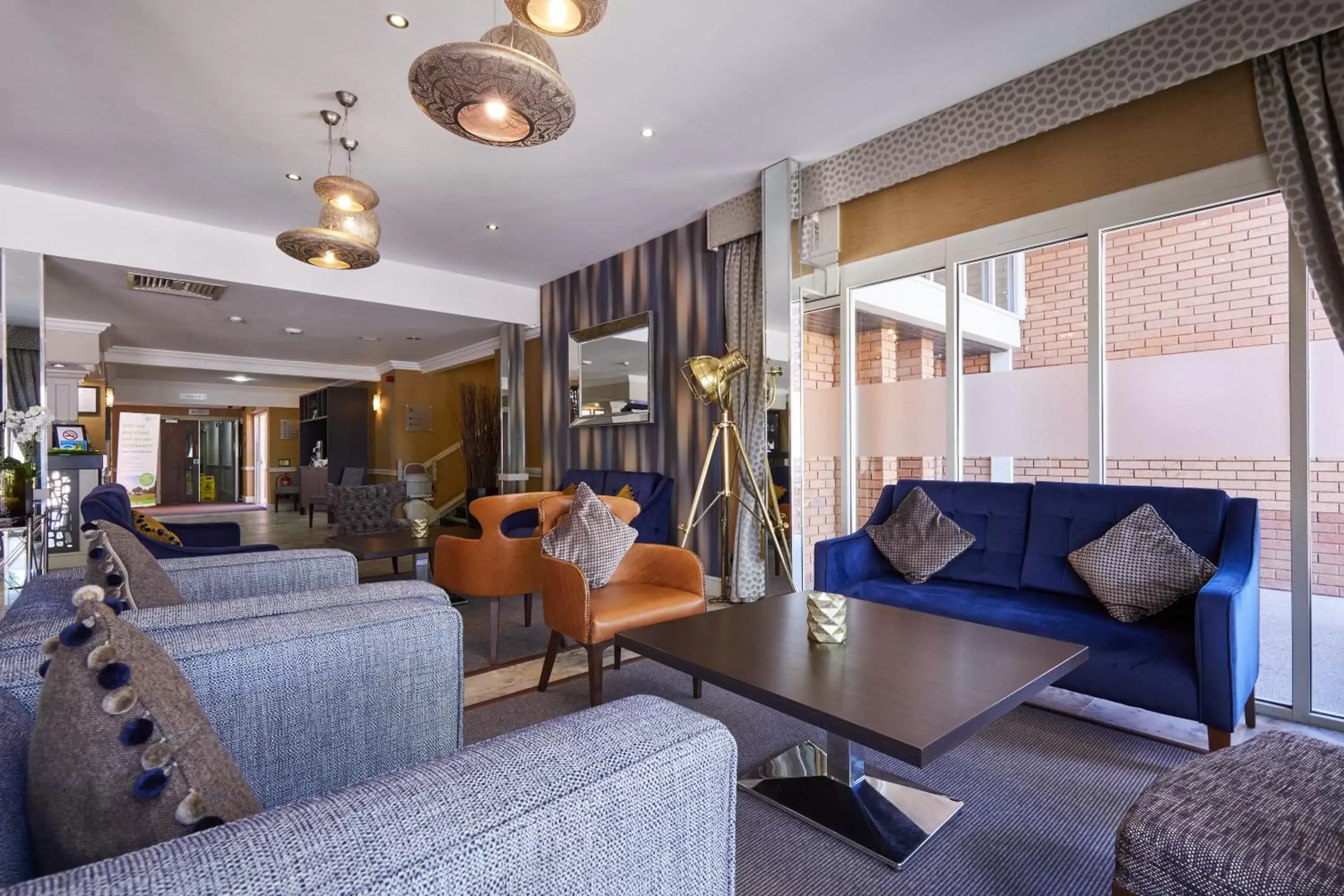 Living room, Seating Area in Mercure Milton Keynes Hotel