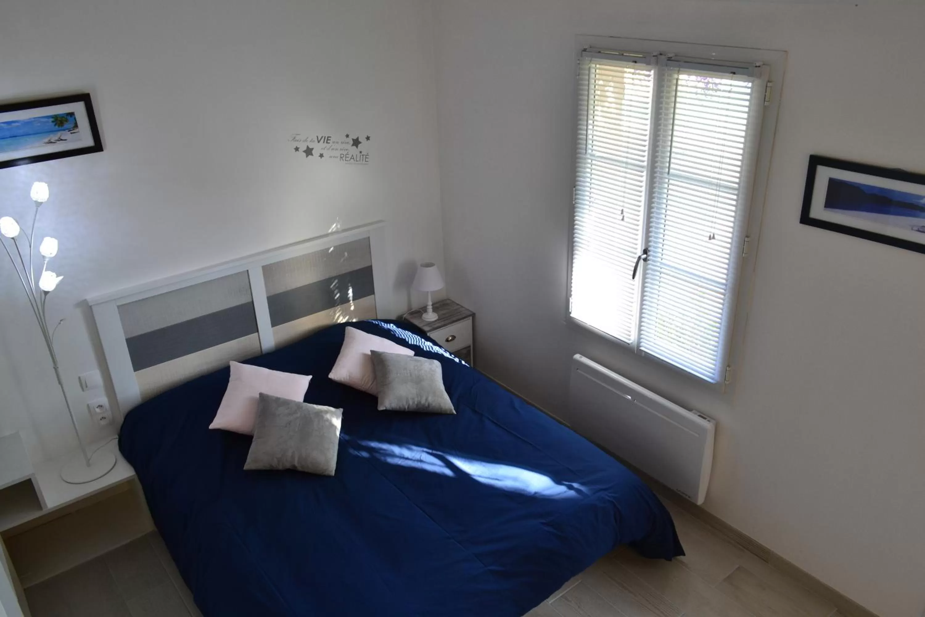 Bedroom, Bed in L'instant bleu