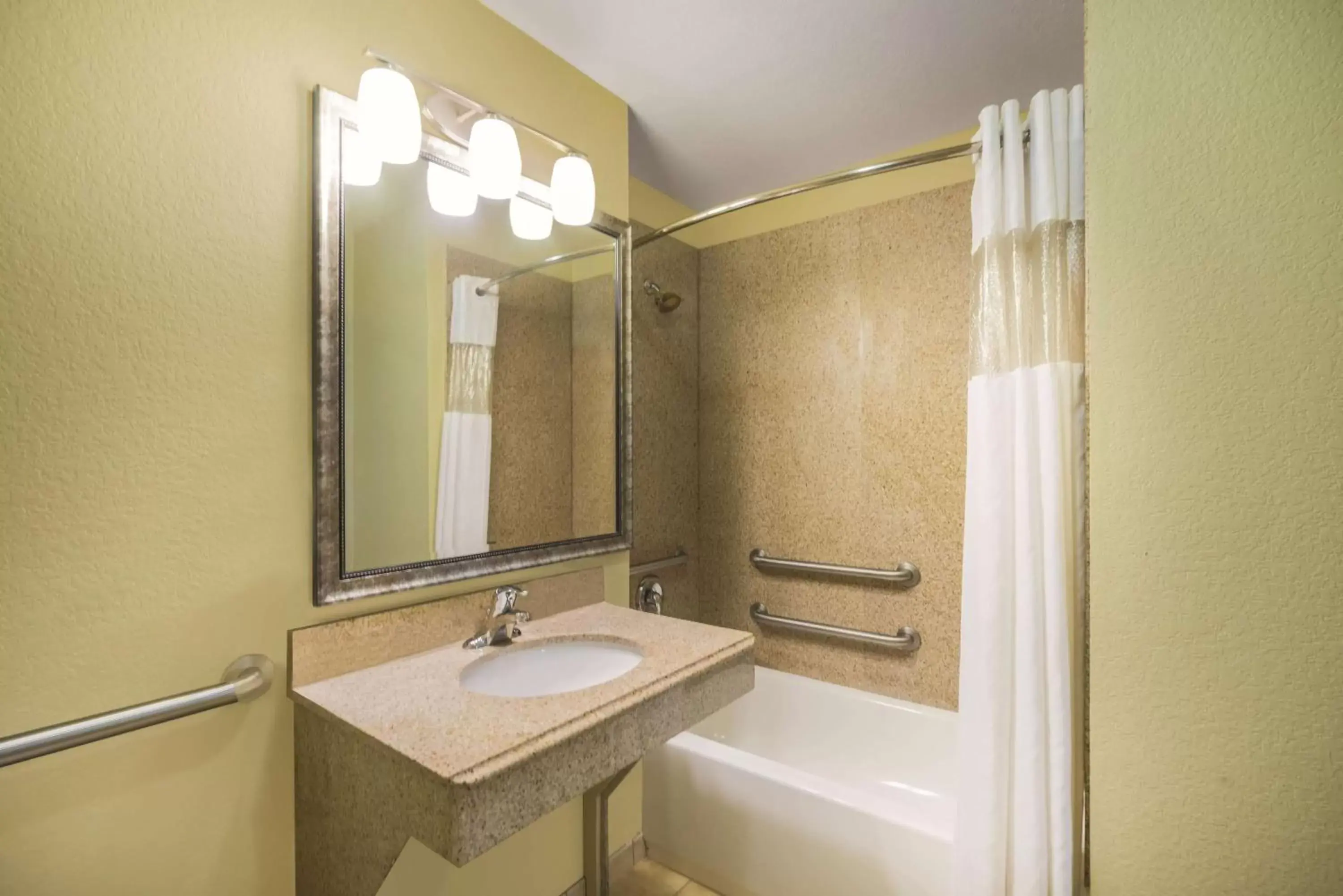 Photo of the whole room, Bathroom in La Quinta by Wyndham Brandon Jackson Airport E