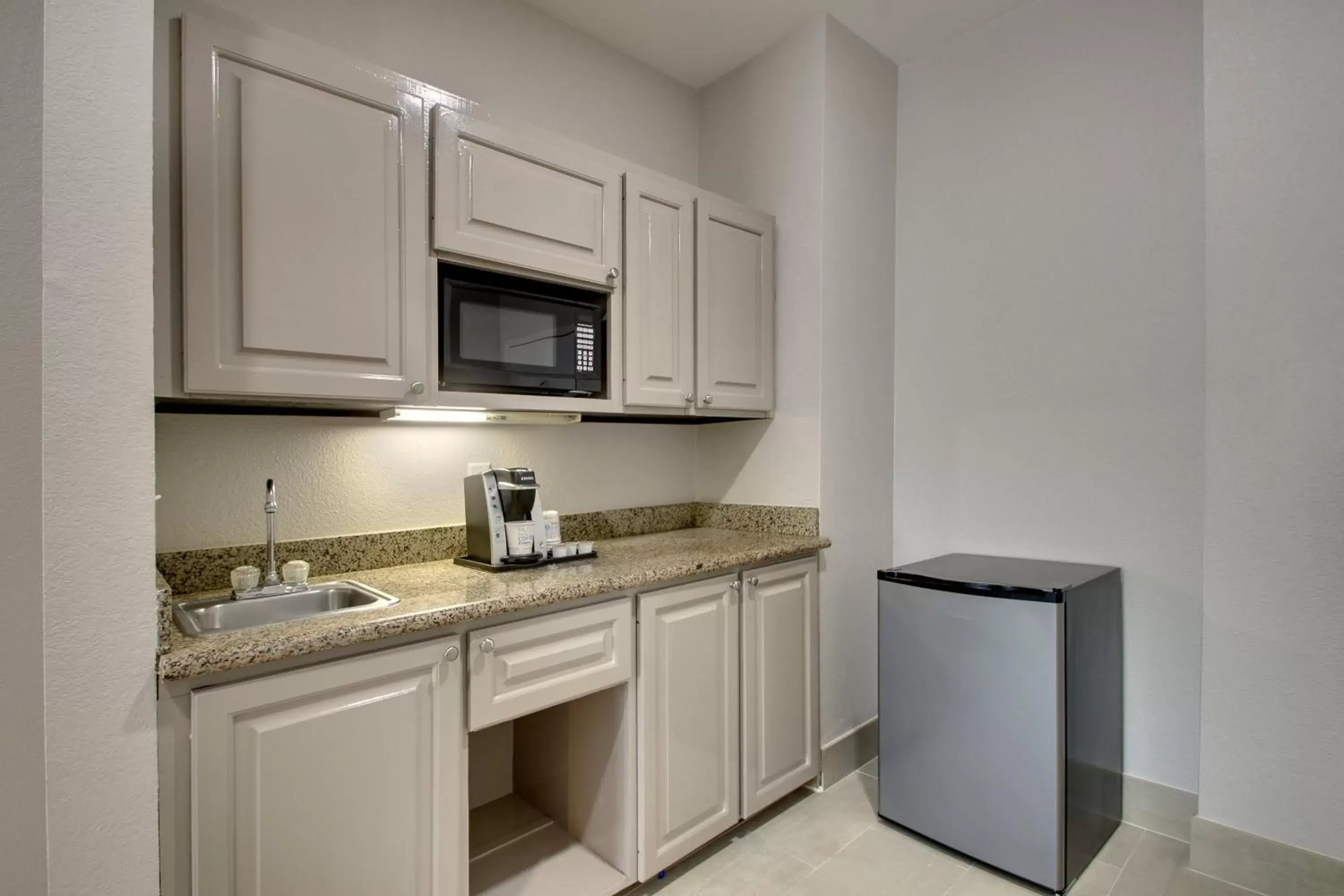 Photo of the whole room, Kitchen/Kitchenette in Holiday Inn Express & Suites Laurel, an IHG Hotel