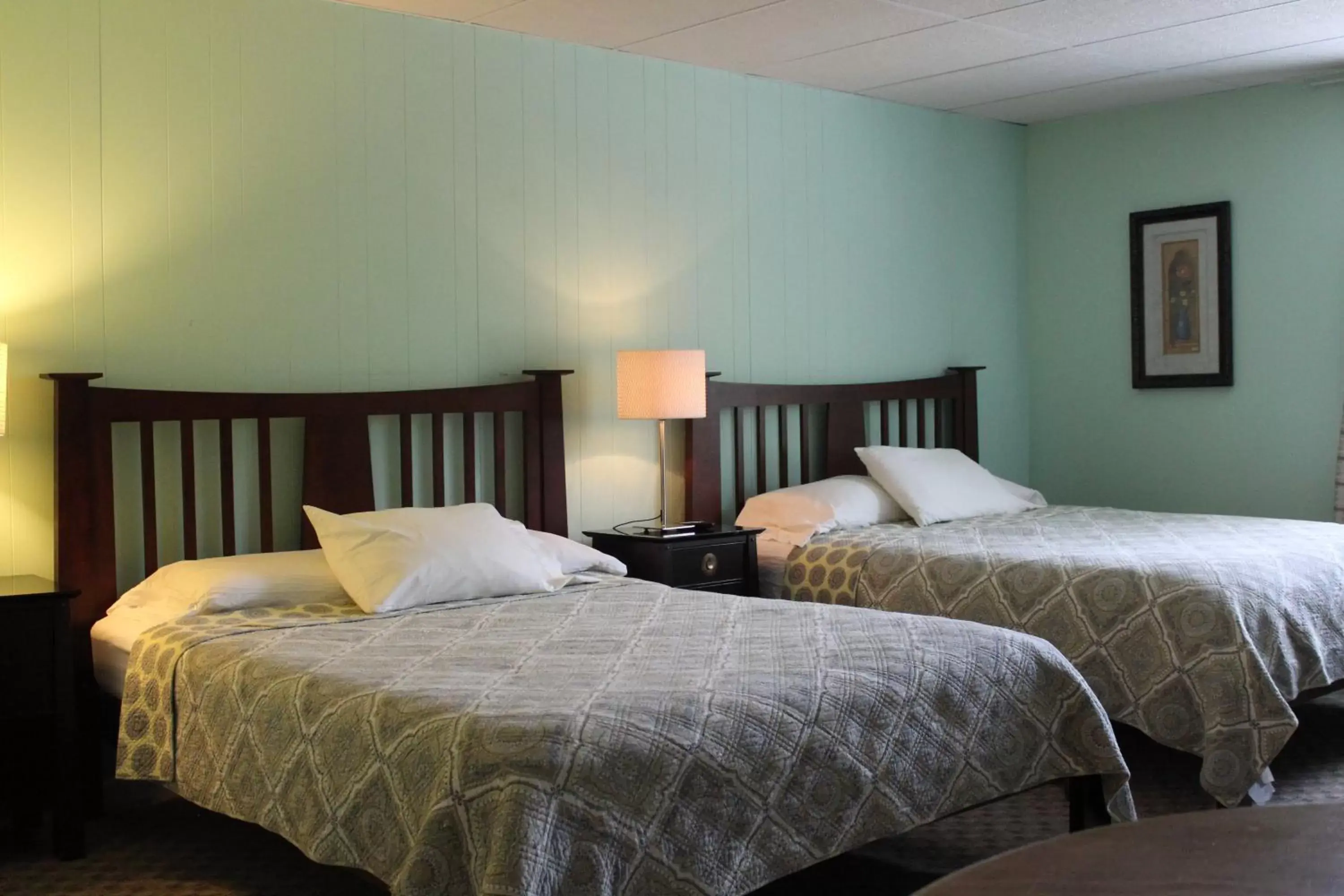 Quadruple Room with Mountain View - Pet Friendly in Catskill Seasons Inn