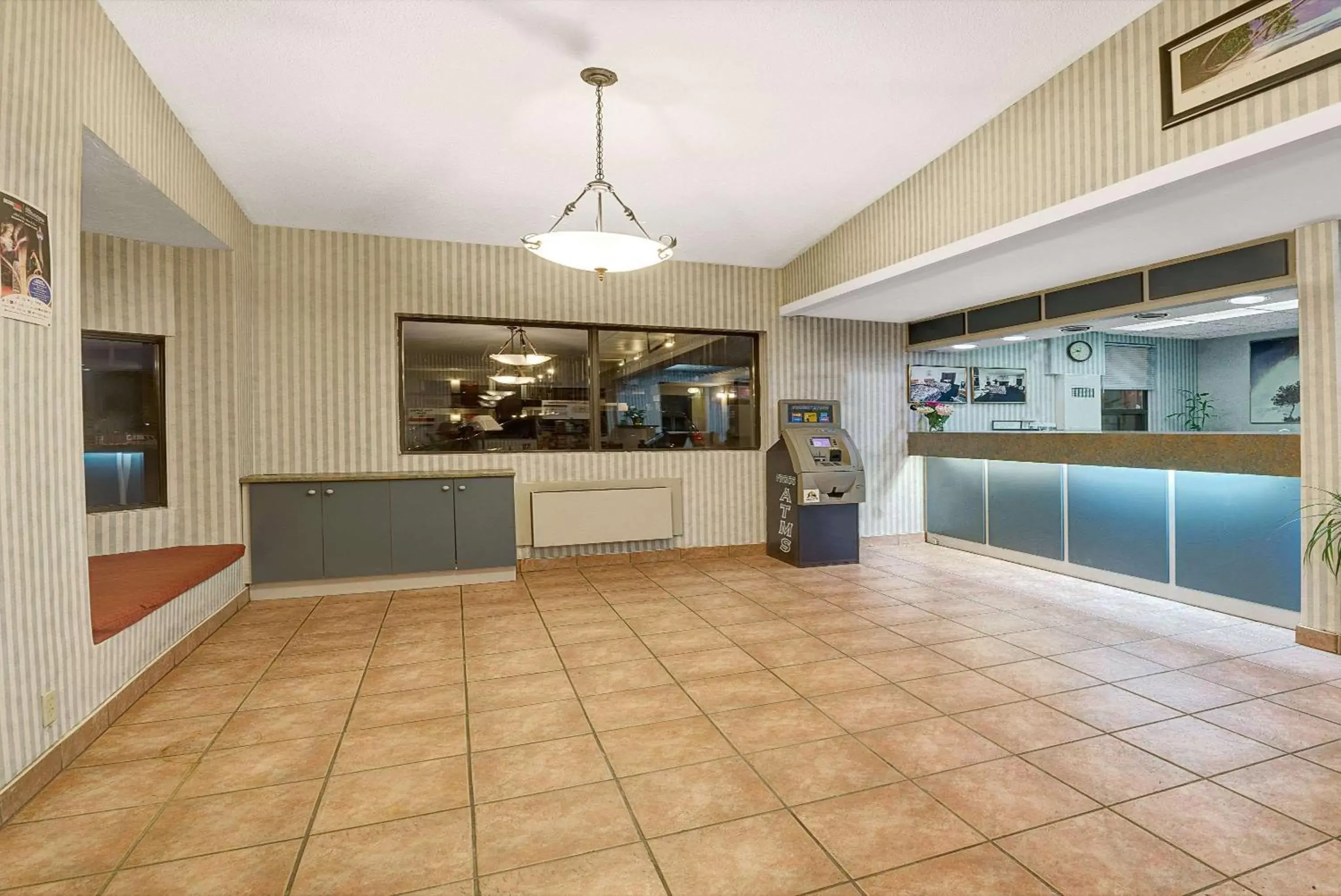 Lobby or reception, Kitchen/Kitchenette in Super 8 by Wyndham Niagara Falls North