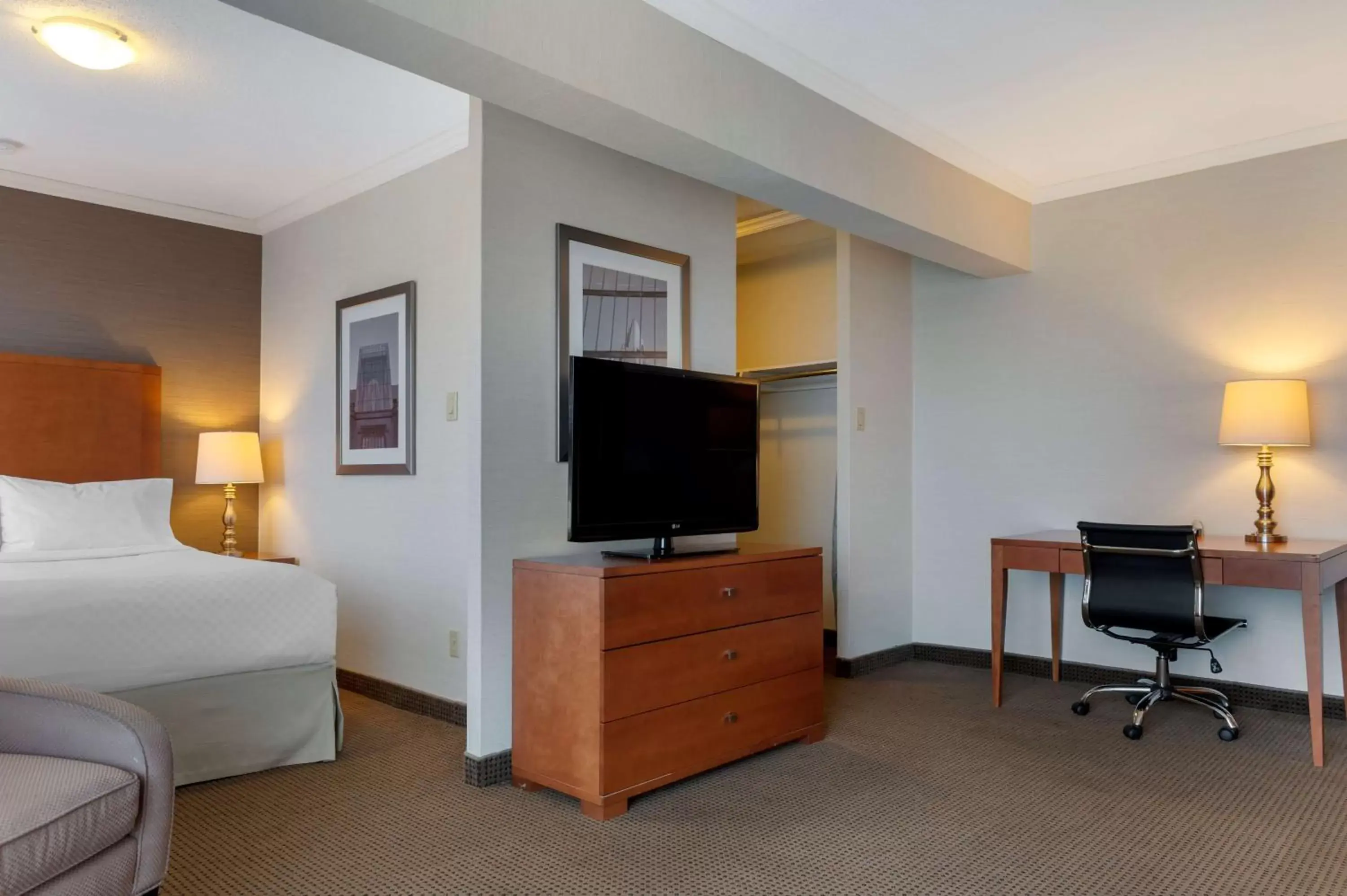 Photo of the whole room, TV/Entertainment Center in Best Western Plus Gatineau-Ottawa Downtown
