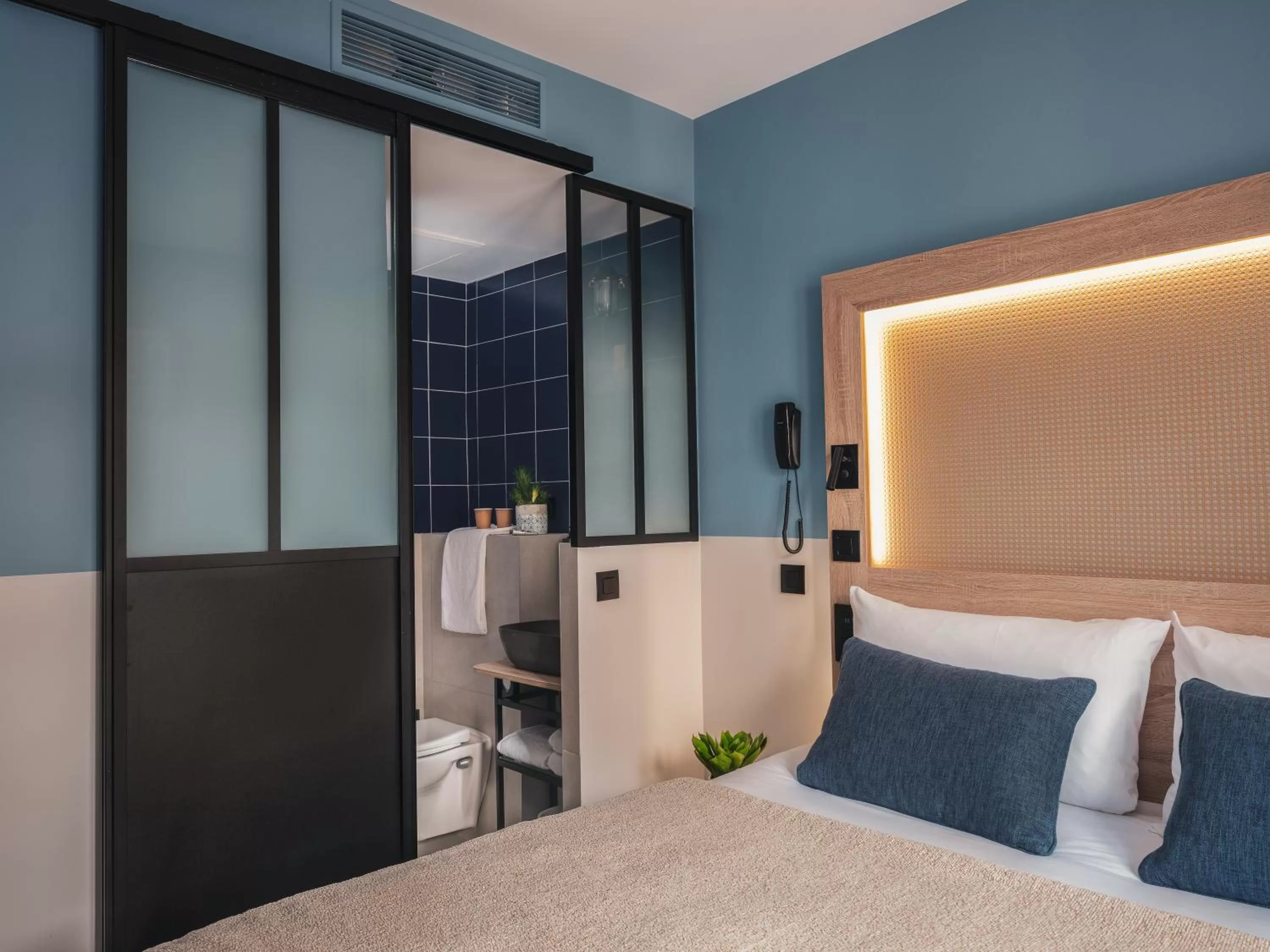Bedroom, Bed in ibis Styles Paris Montmartre Nord