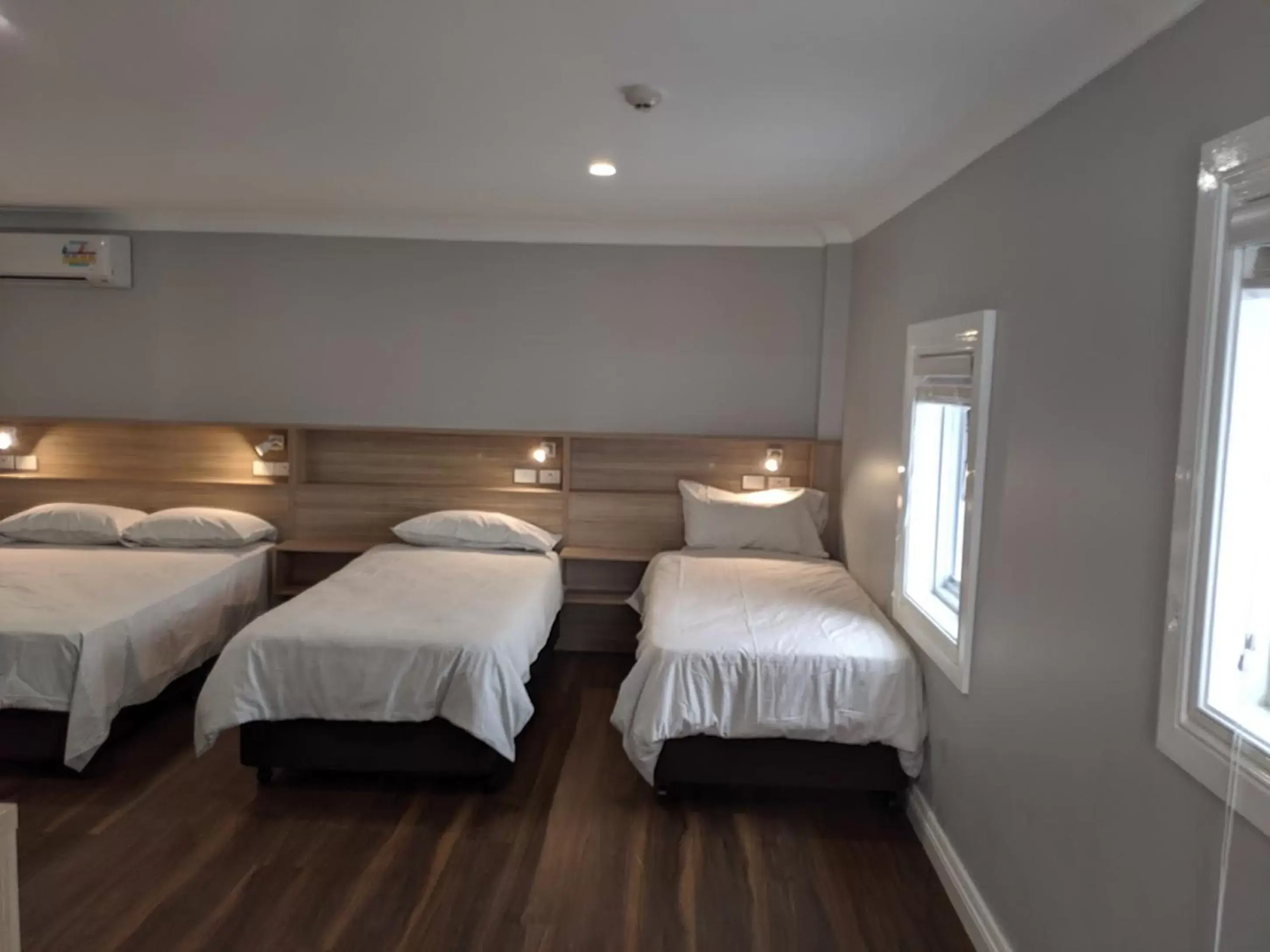 Bedroom, Bed in Carnarvon Lodge Kirribilli, Sydney