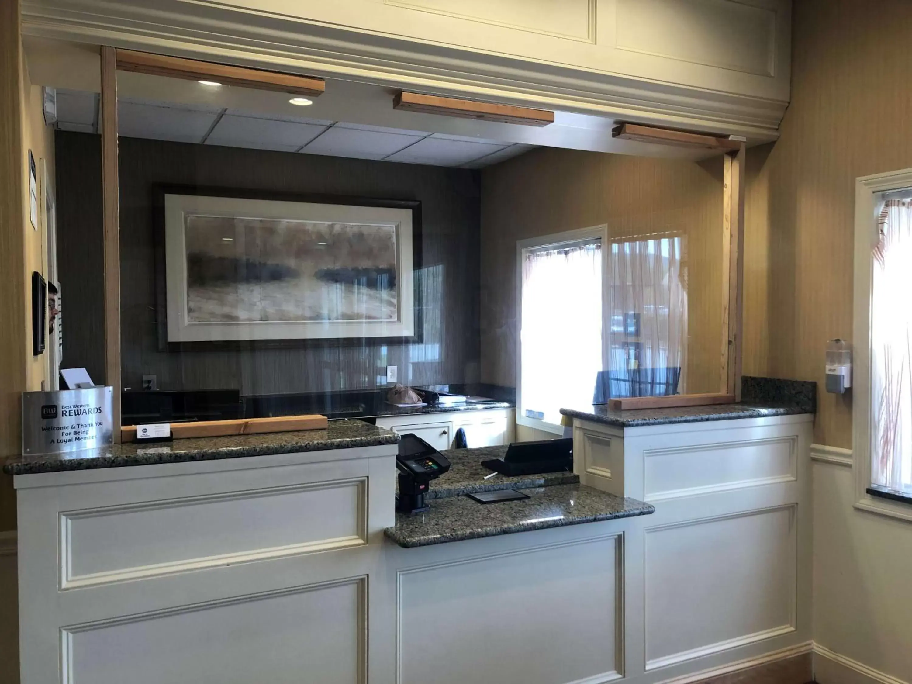 Lobby or reception, Kitchen/Kitchenette in Best Western Springfield Hotel