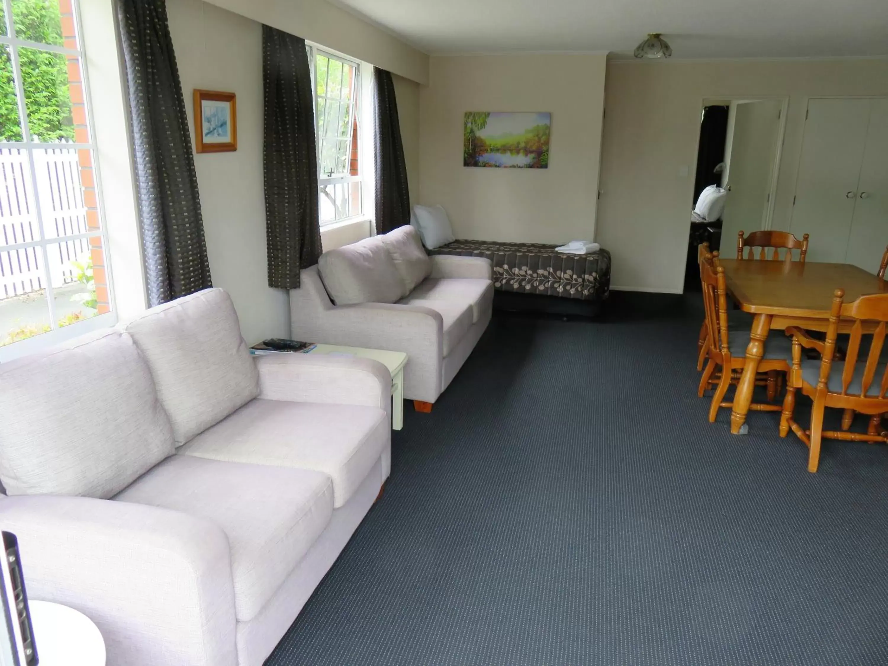 Living room, Seating Area in Admirals Motor Lodge