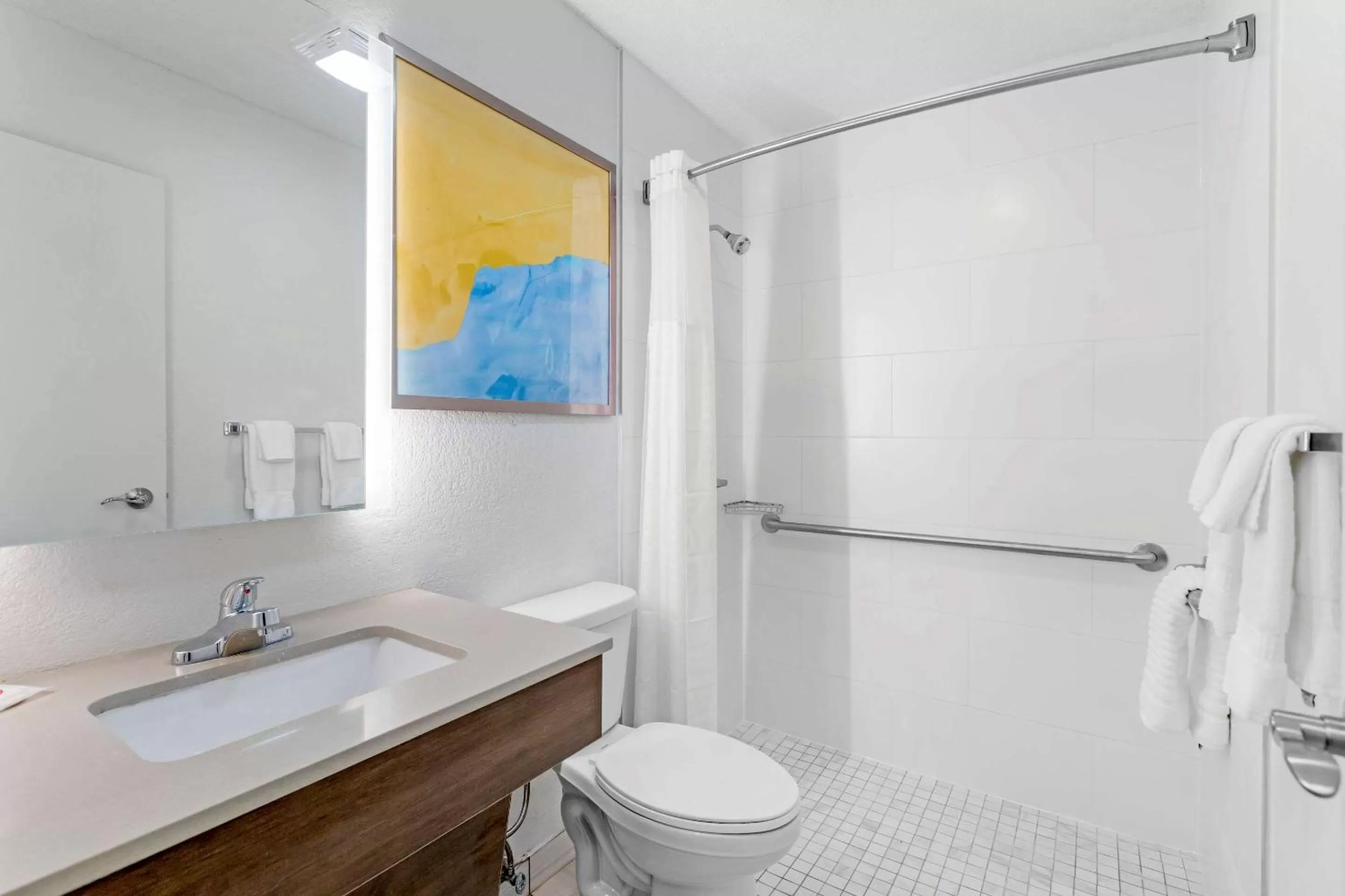 Bedroom in Comfort Inn Detroit - Troy