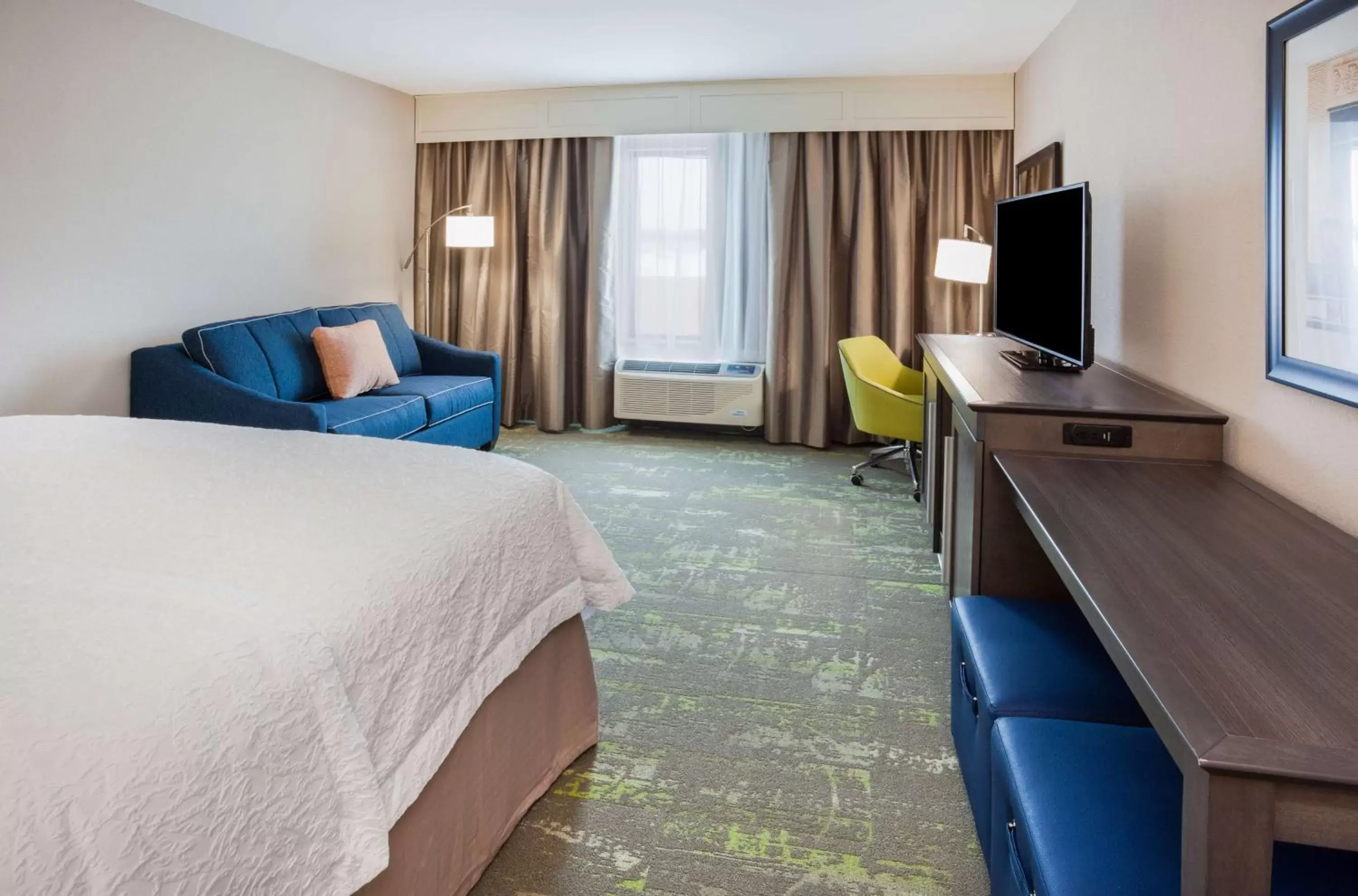 King Room with Sofa Bed - Non-Smoking in Hampton Inn & Suites Sioux City South, IA King Room with Sofa Bed - Non-Smoking in Hampton Inn & Suites Sioux City South, IA