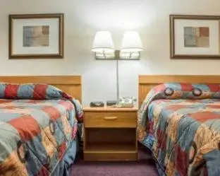 Queen Room with Two Queen Beds - Non Smoking in Econo Lodge Darien Lakes