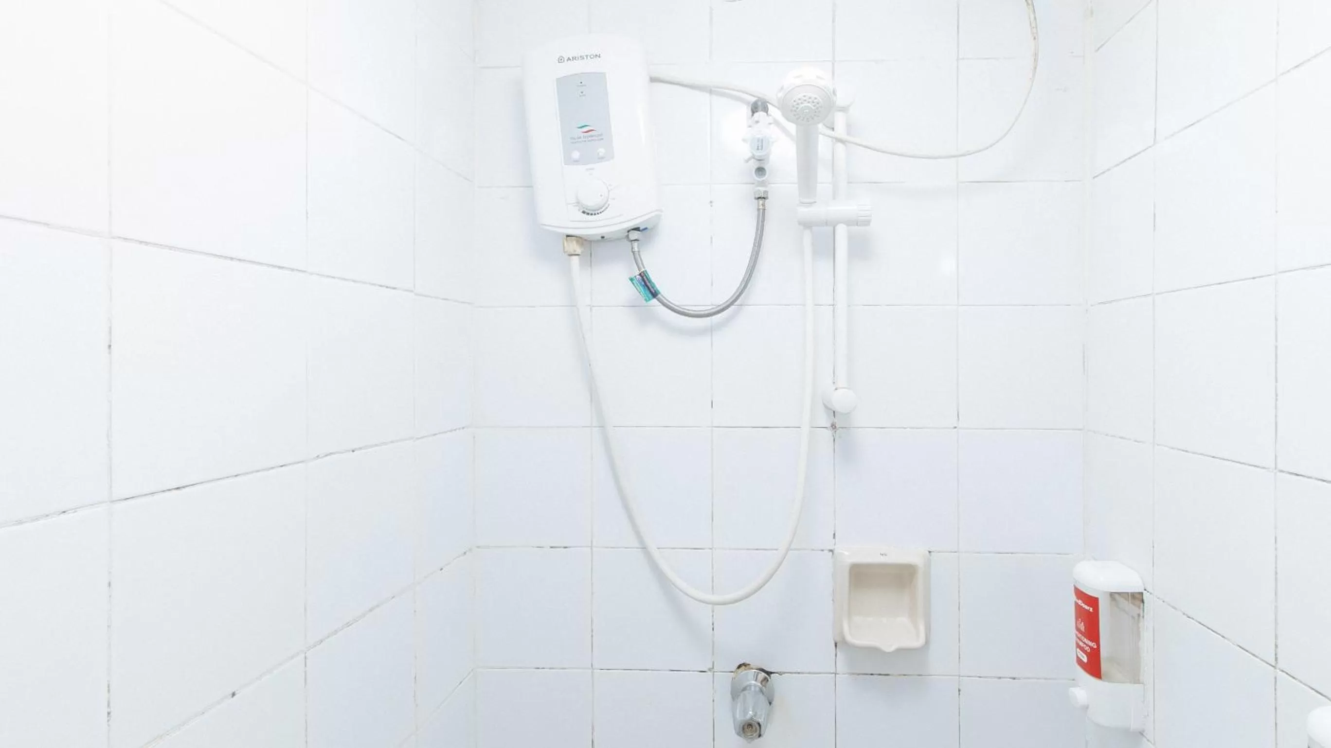 Bathroom in RedDoorz Premium near Greenbelt Makati - Vaccinated Staff