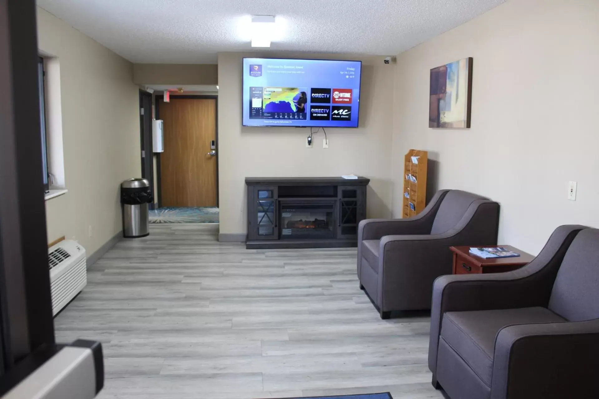 TV/Entertainment Center in Reston Inn & Suites
