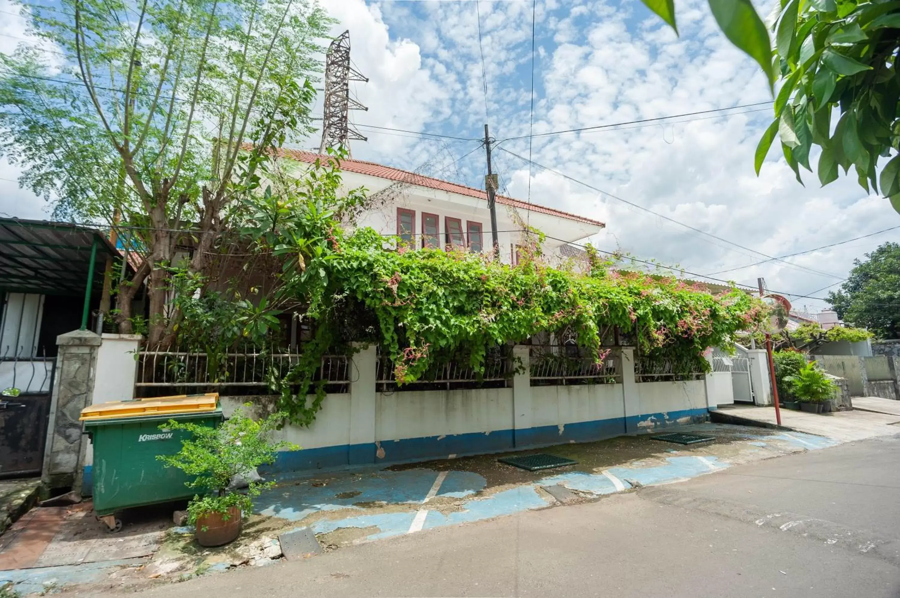 Property building in RedDoorz Syariah near PGC Cililitan Property building in RedDoorz Syariah near PGC Cililitan