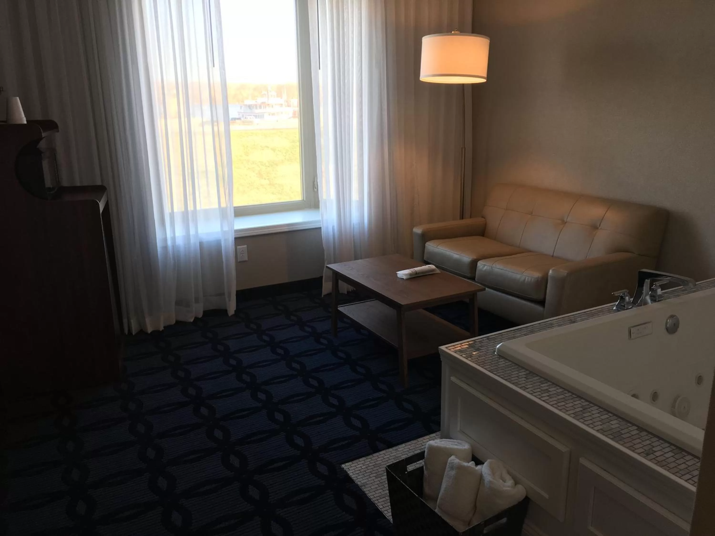 Hot Tub in Riverside inn hannibal