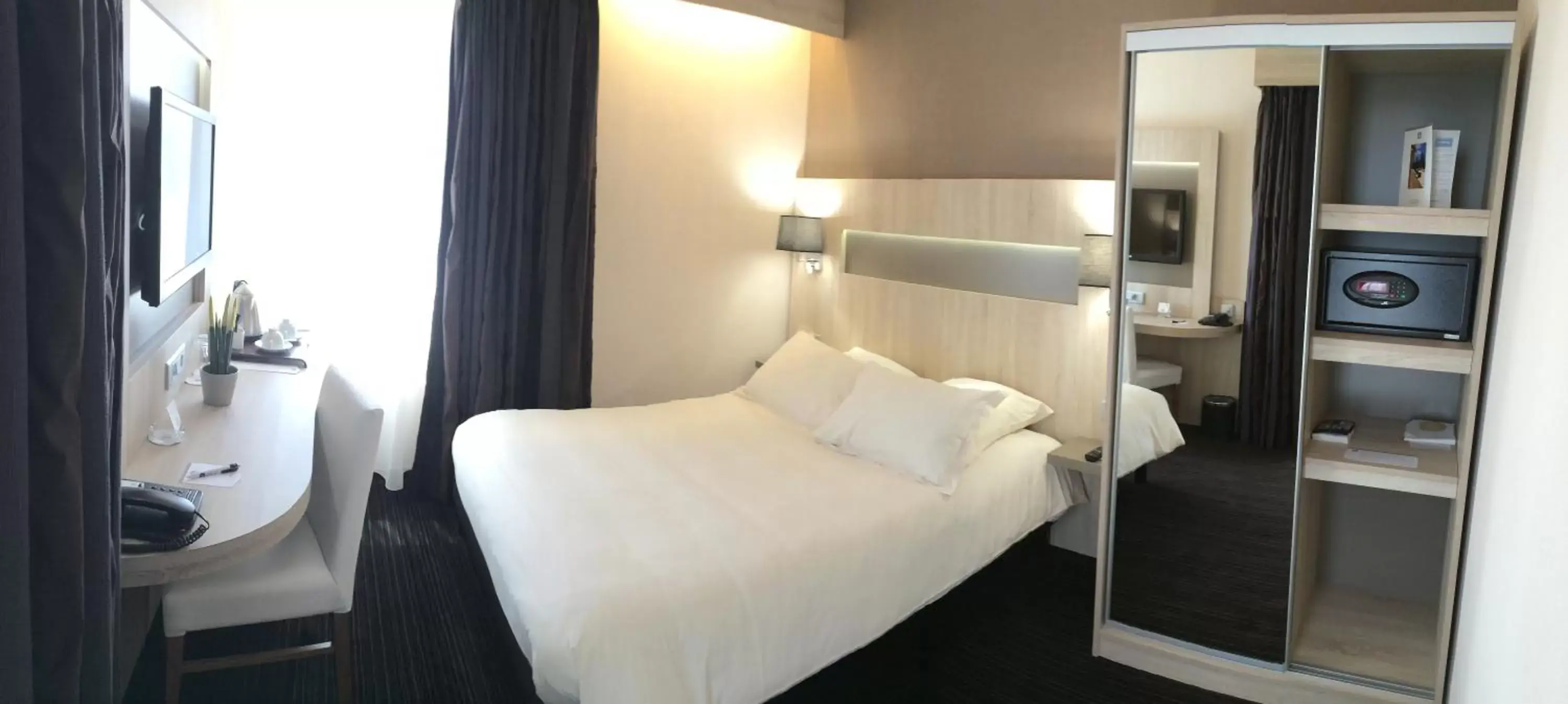 Bedroom, Bed in Best Western Marseille Aeroport