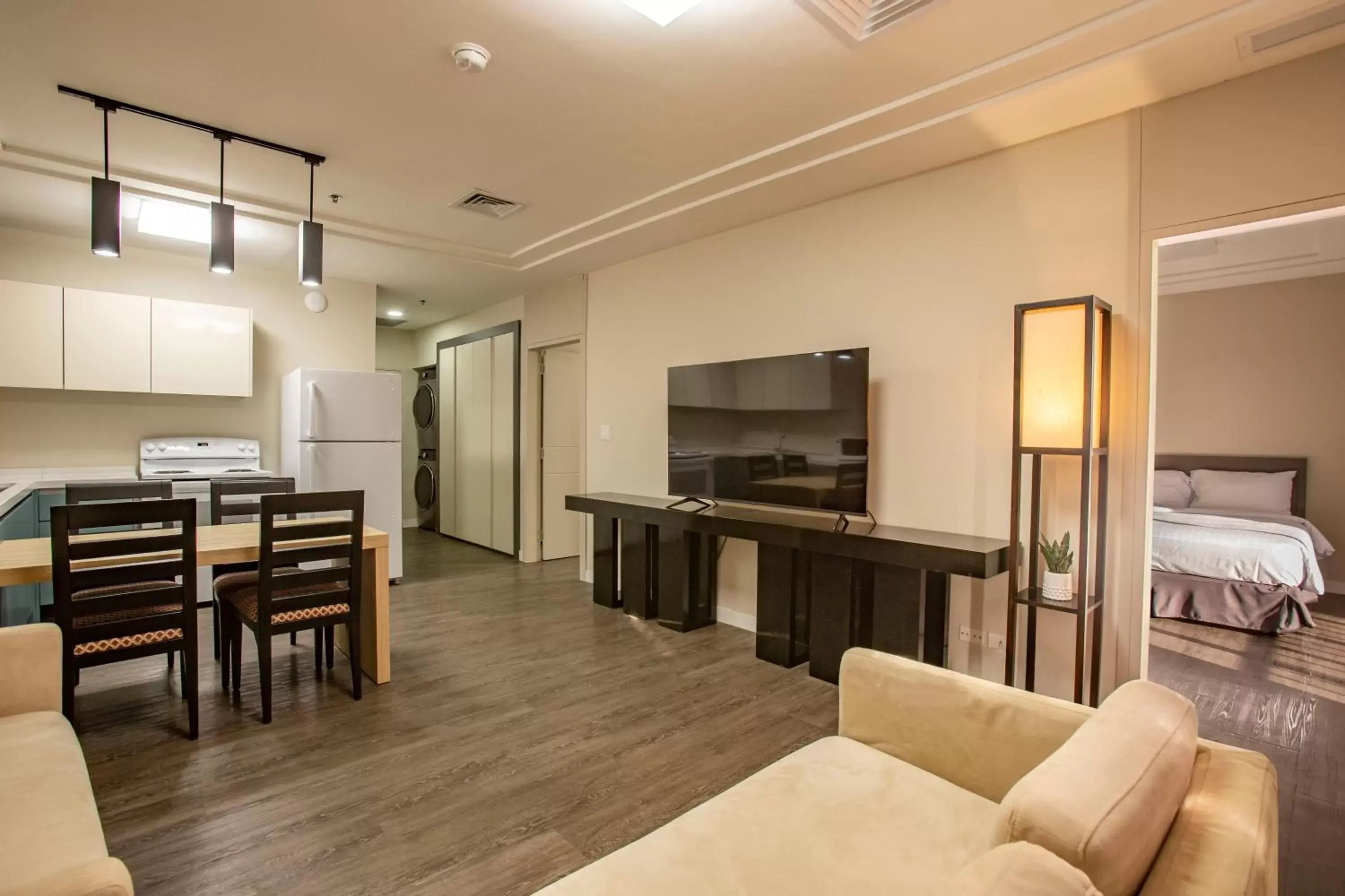 Kitchen or kitchenette, Seating Area in Bayview Hotel Guam