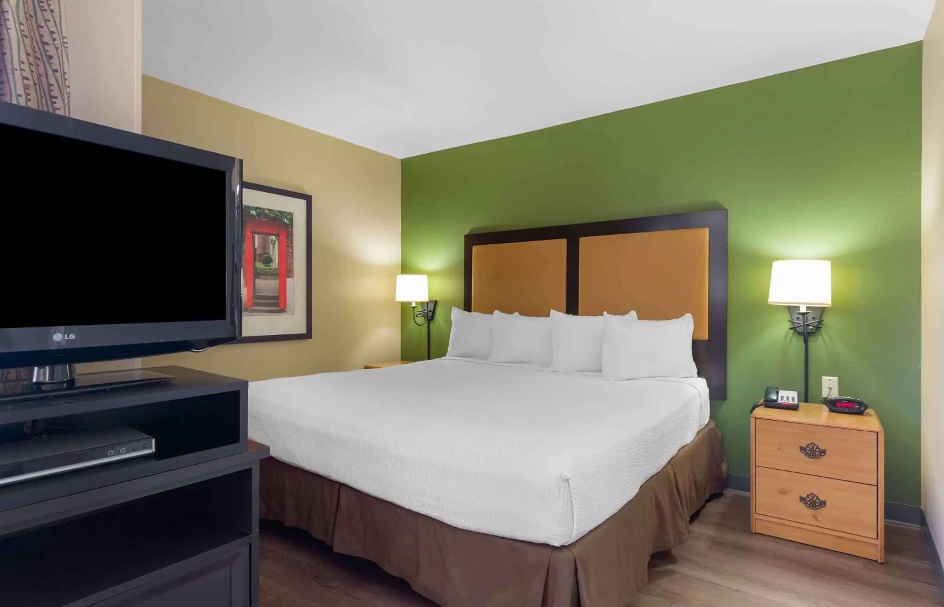 Bedroom, Bed in Extended Stay America Suites - Washington, DC - Chantilly - Airport
