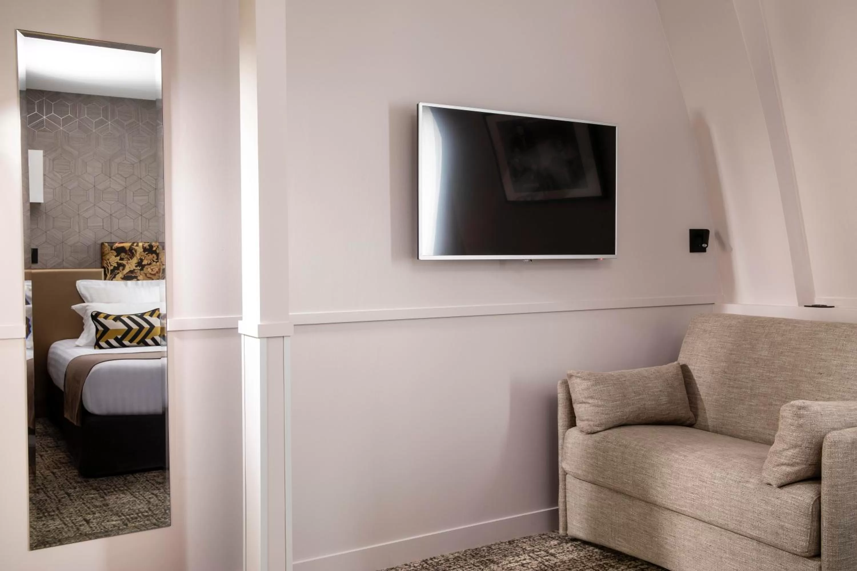 TV and multimedia, Bed in Daunou Opéra