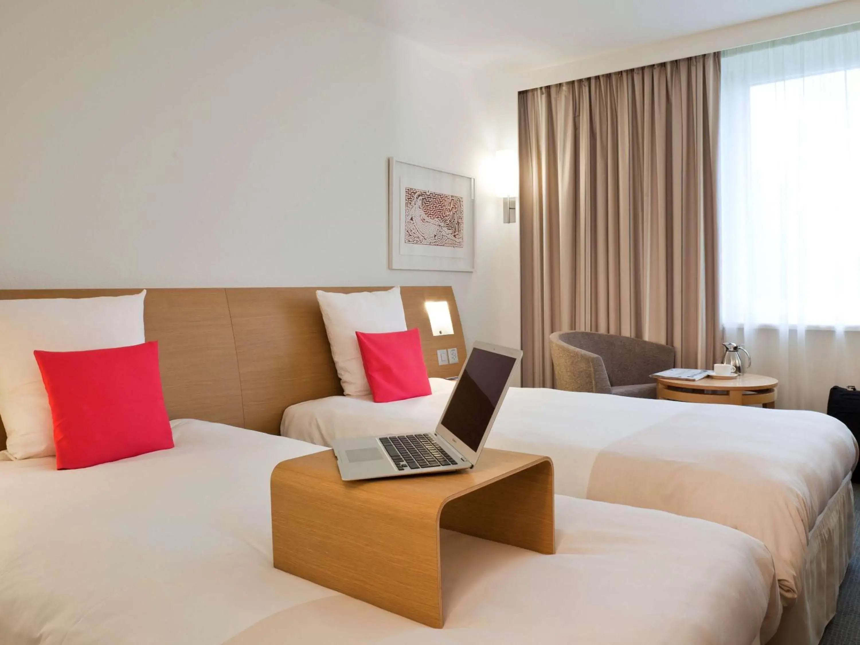 Photo of the whole room, Bed in Novotel Zürich Airport Messe