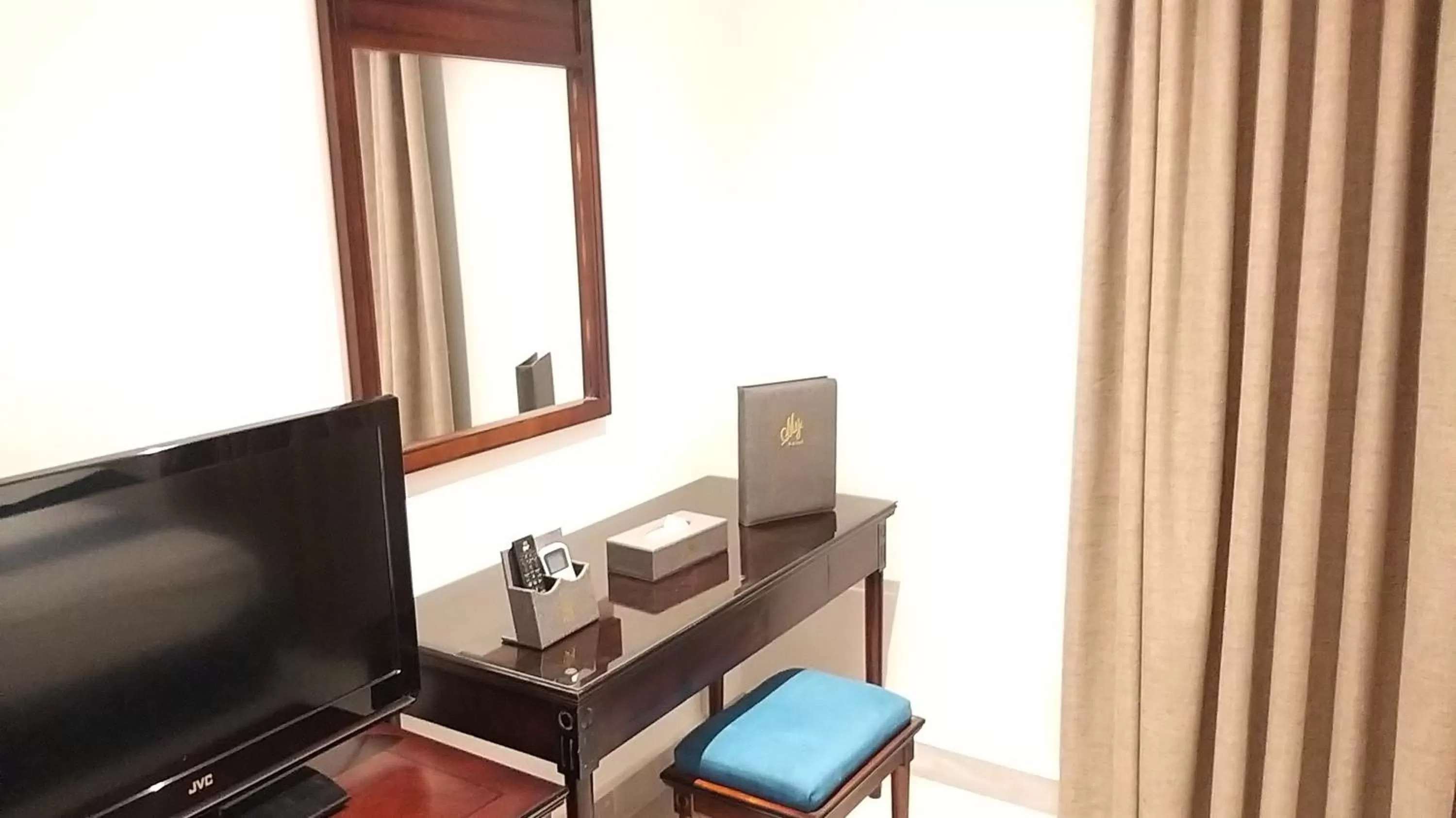 TV and multimedia, TV/Entertainment Center in My Luxury Hotel