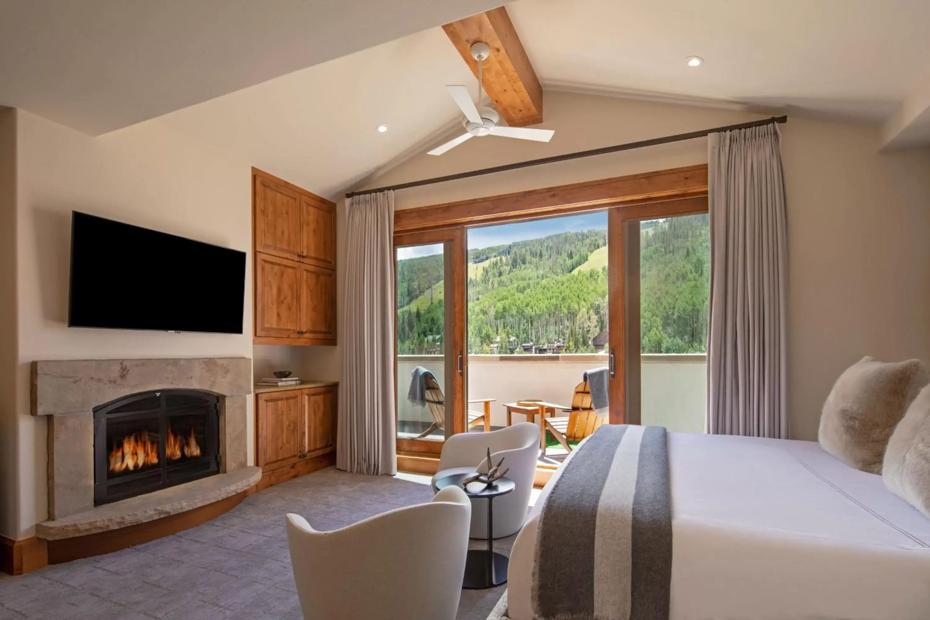 Bedroom, TV/Entertainment Center in The Hythe, a Luxury Collection Resort, Vail