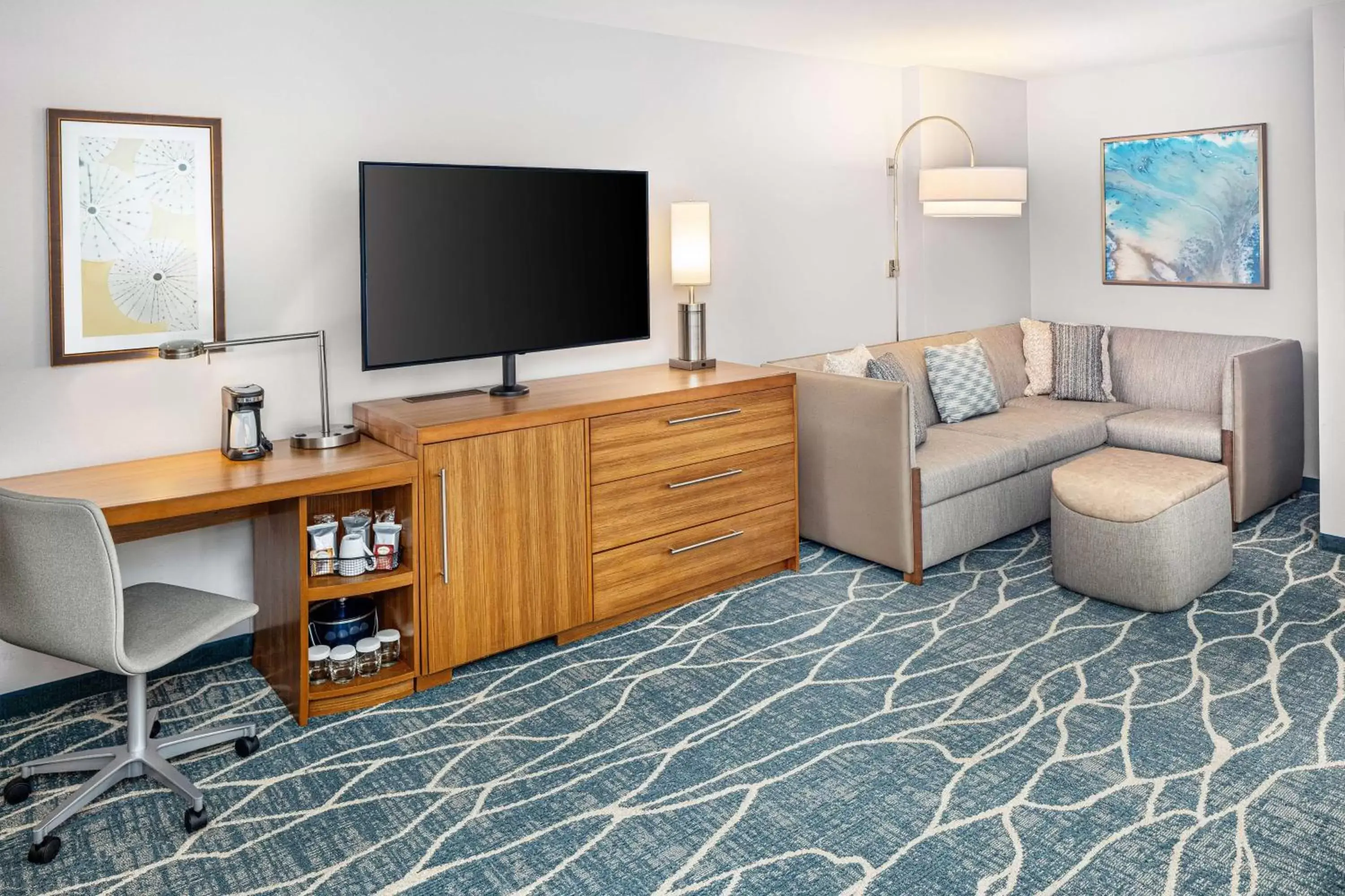 Bedroom, TV/Entertainment Center in Hyatt Place Waikiki Beach