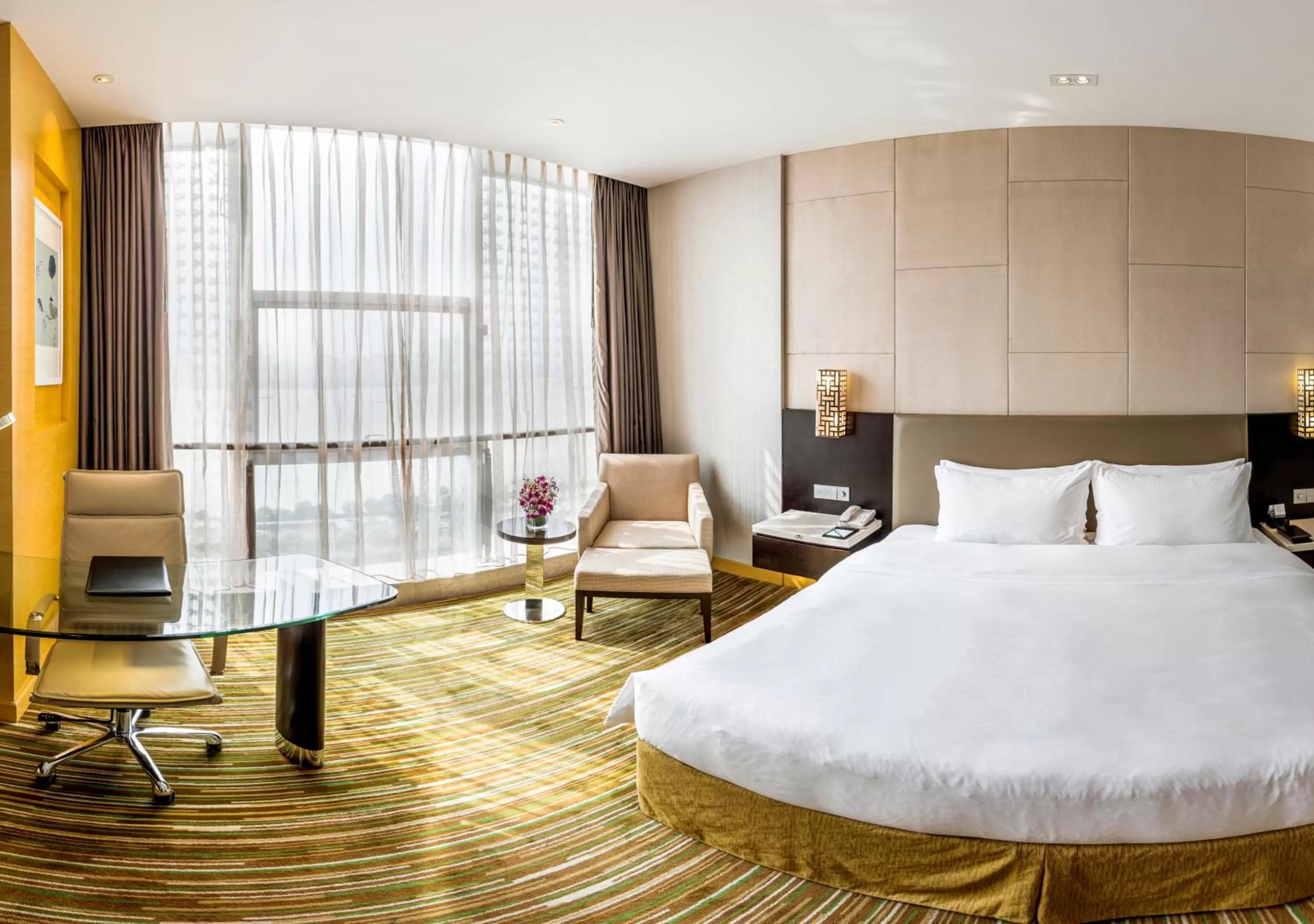 Photo of the whole room, Bed in Holiday Inn Nanchang Riverside by IHG
