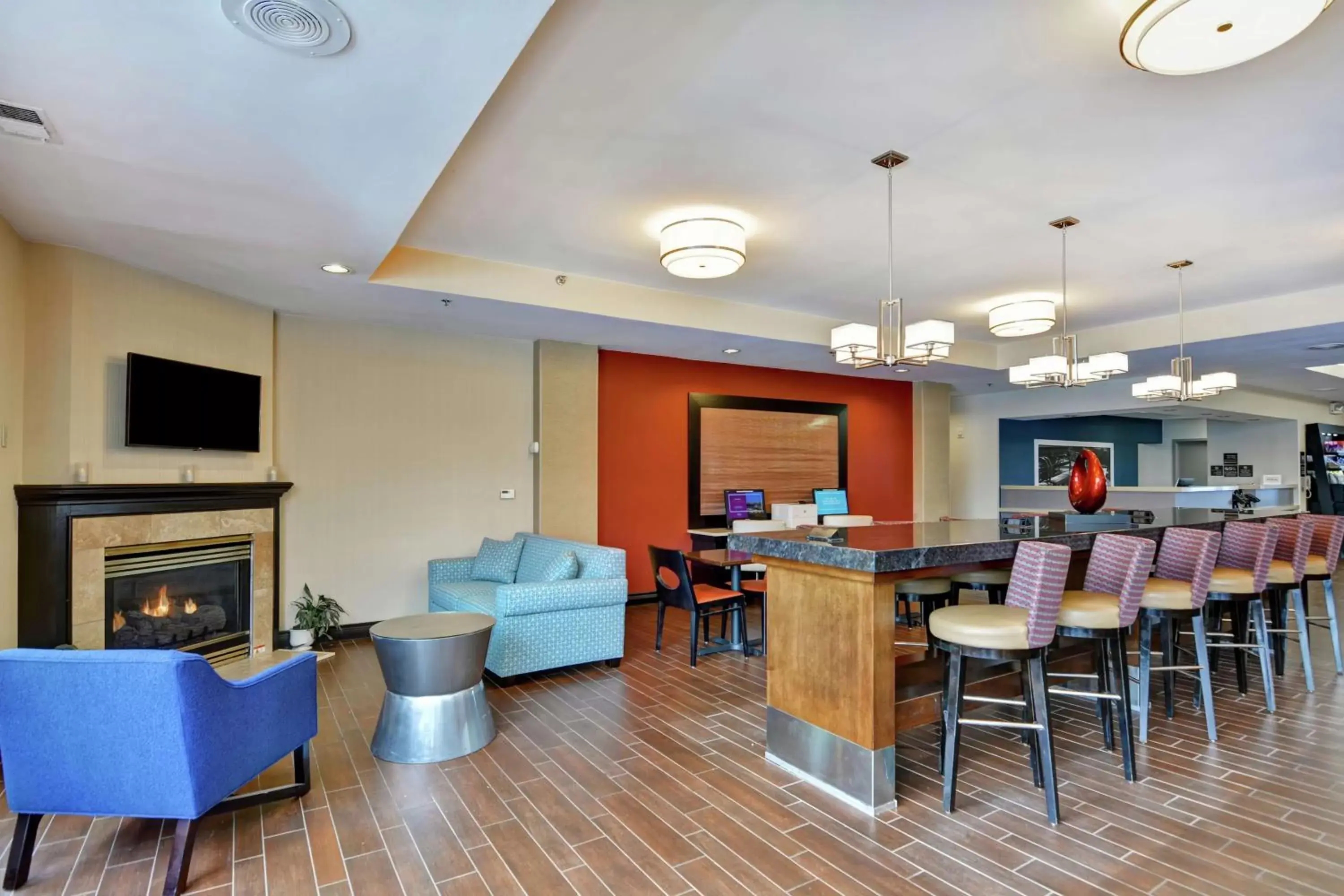 Lobby or reception, Lounge/Bar in Hampton Inn Scranton at Montage Mountain