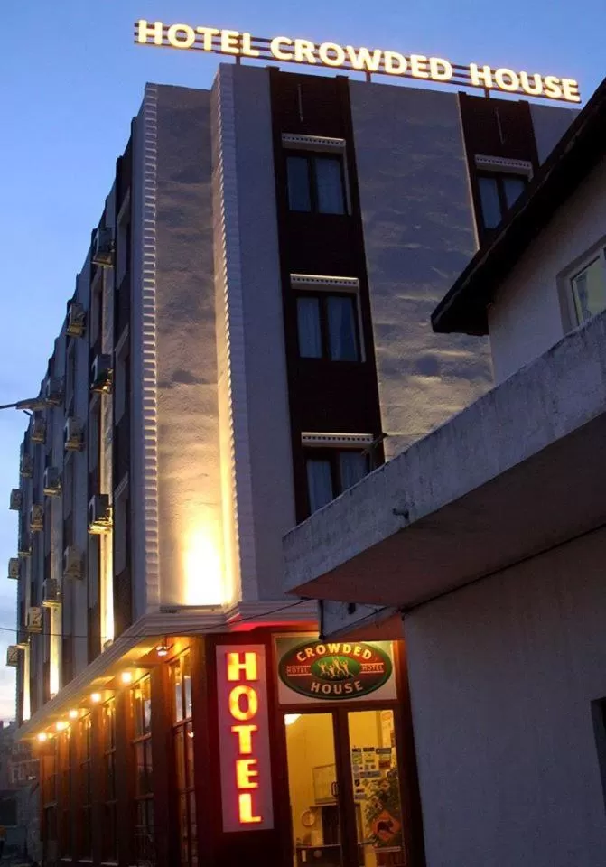 Facade/entrance in Hotel Crowded House