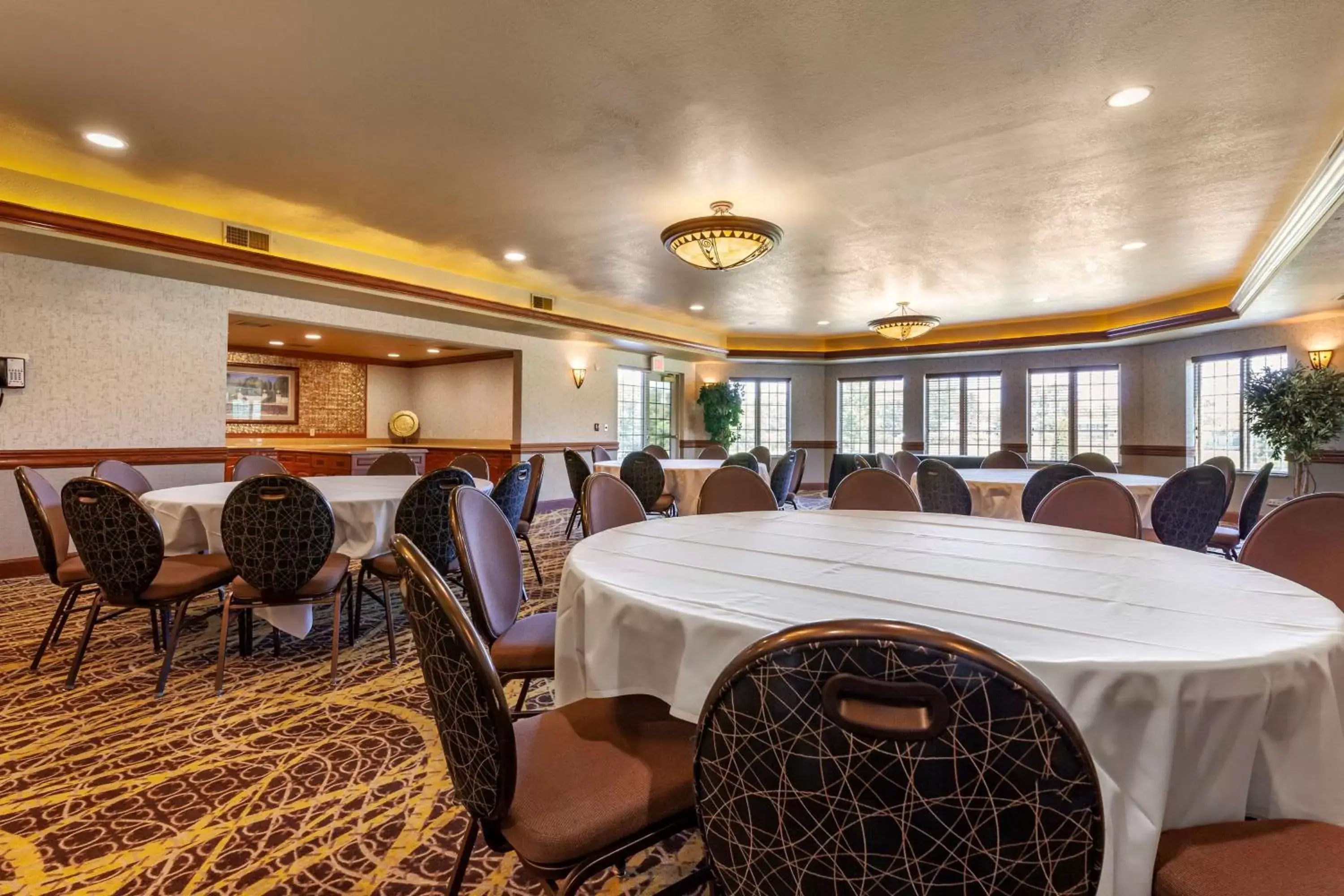 Meeting/conference room, Restaurant/Places to Eat in Best Western Premier Bridgewood Hotel Resort
