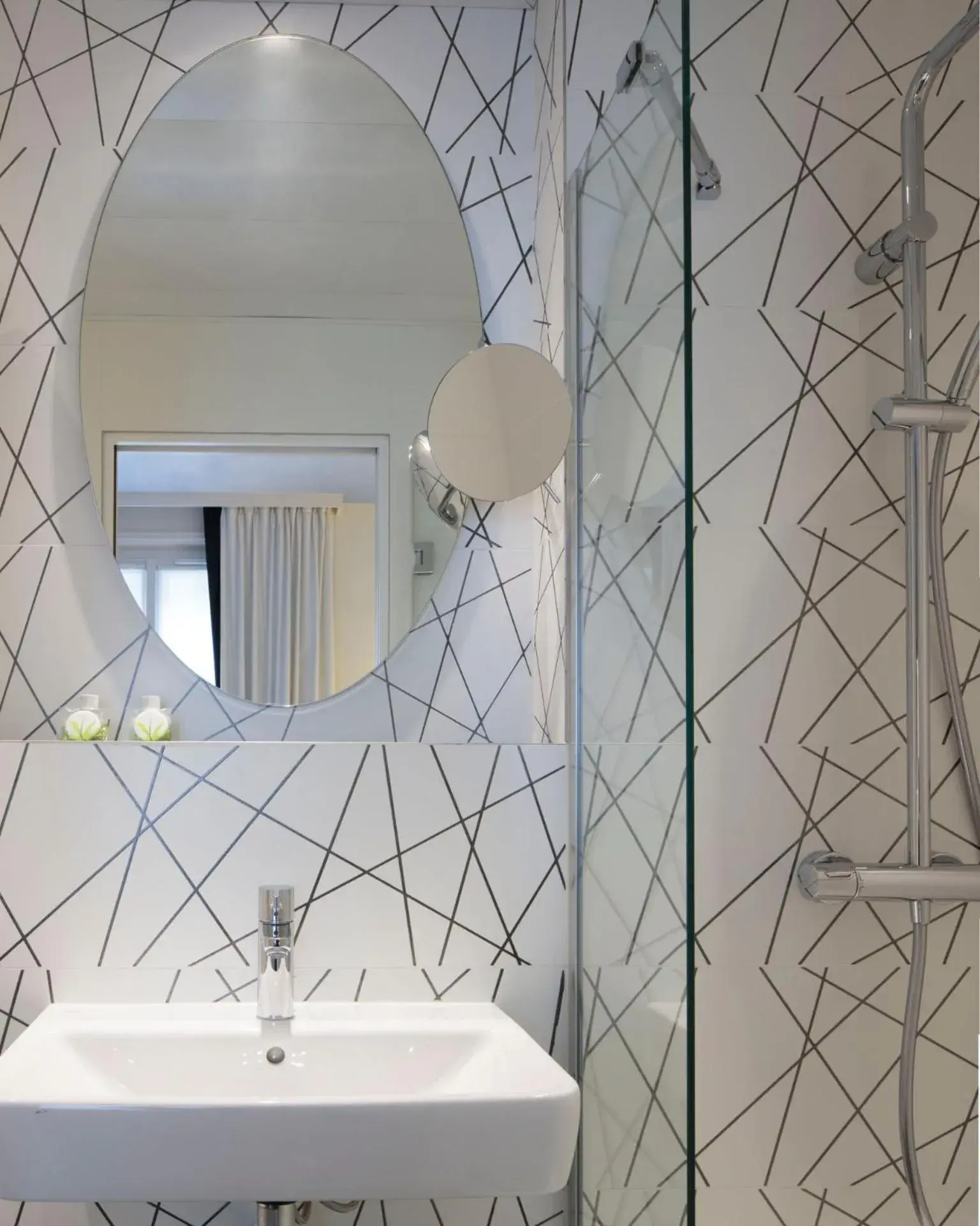 Shower, Bathroom in Nouvel Hotel Eiffel