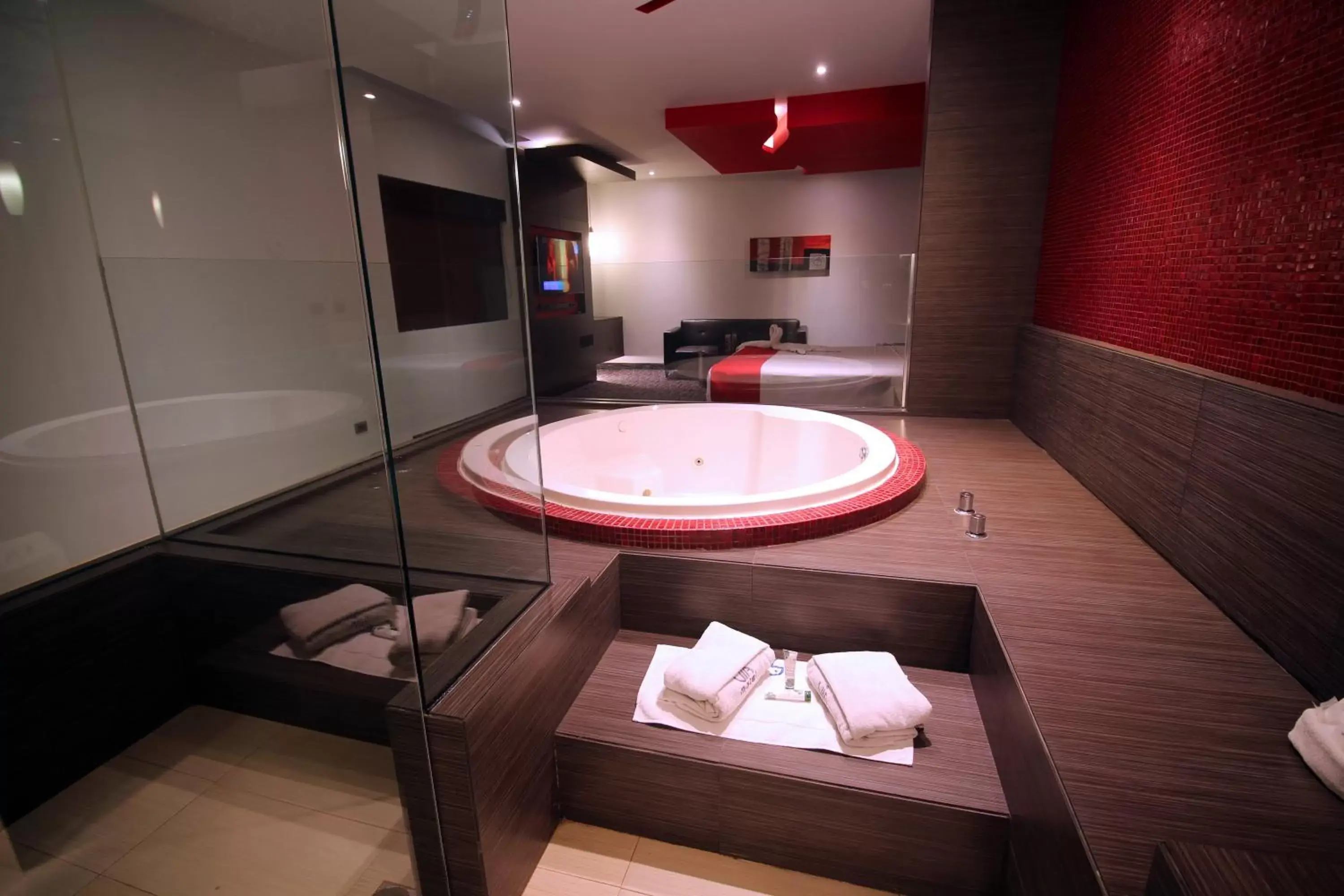 Hot Tub, Bathroom in Motel Via