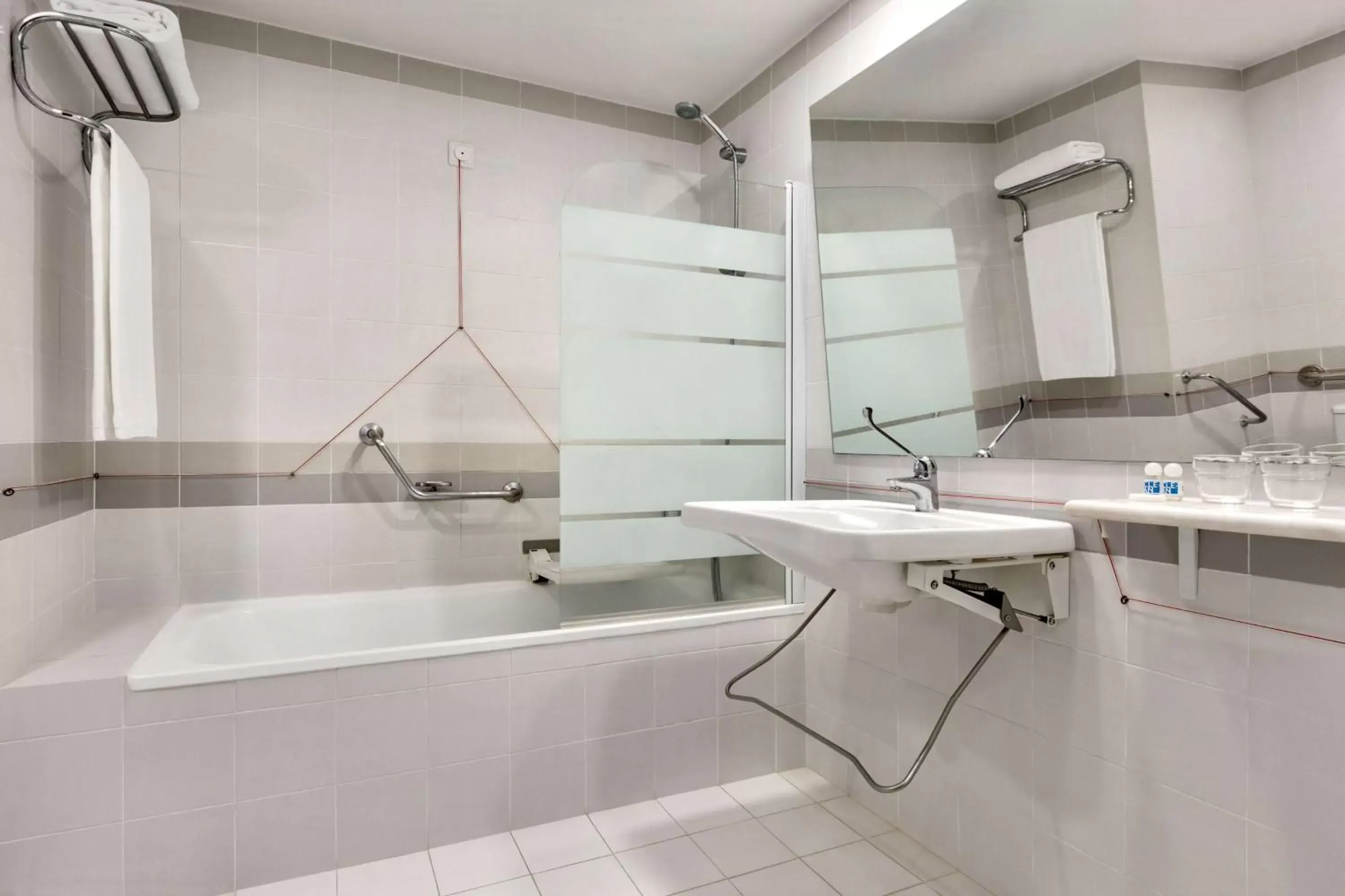 Shower, Bathroom in TRYP by Wyndham Montijo Parque Hotel