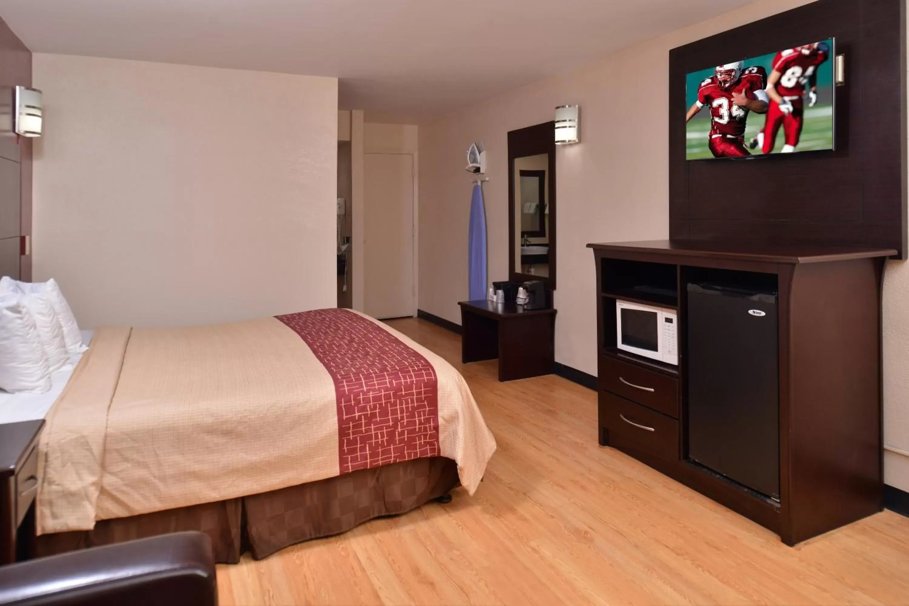 Photo of the whole room, Bed in Red Roof Inn Van Horn