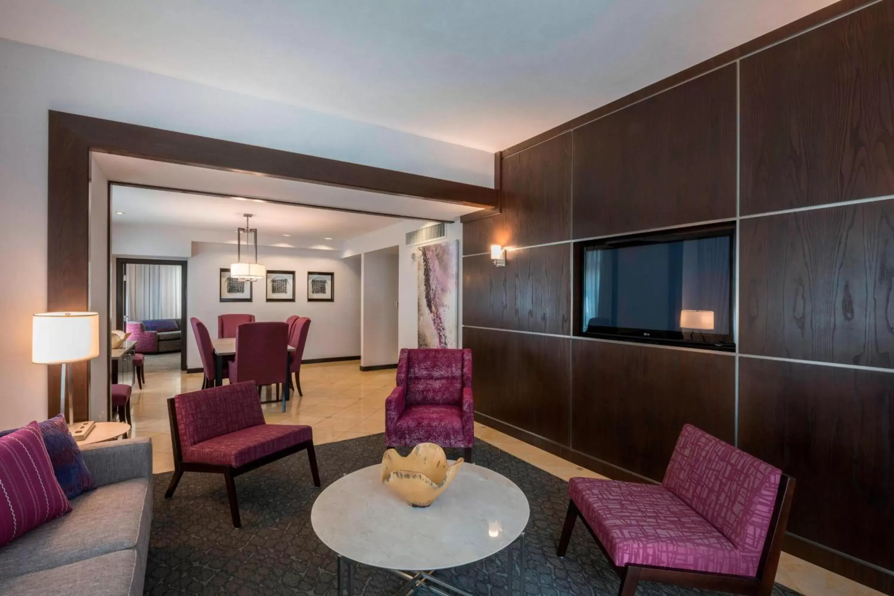 Bedroom, Seating Area in Courtyard by Marriott Tulsa Downtown