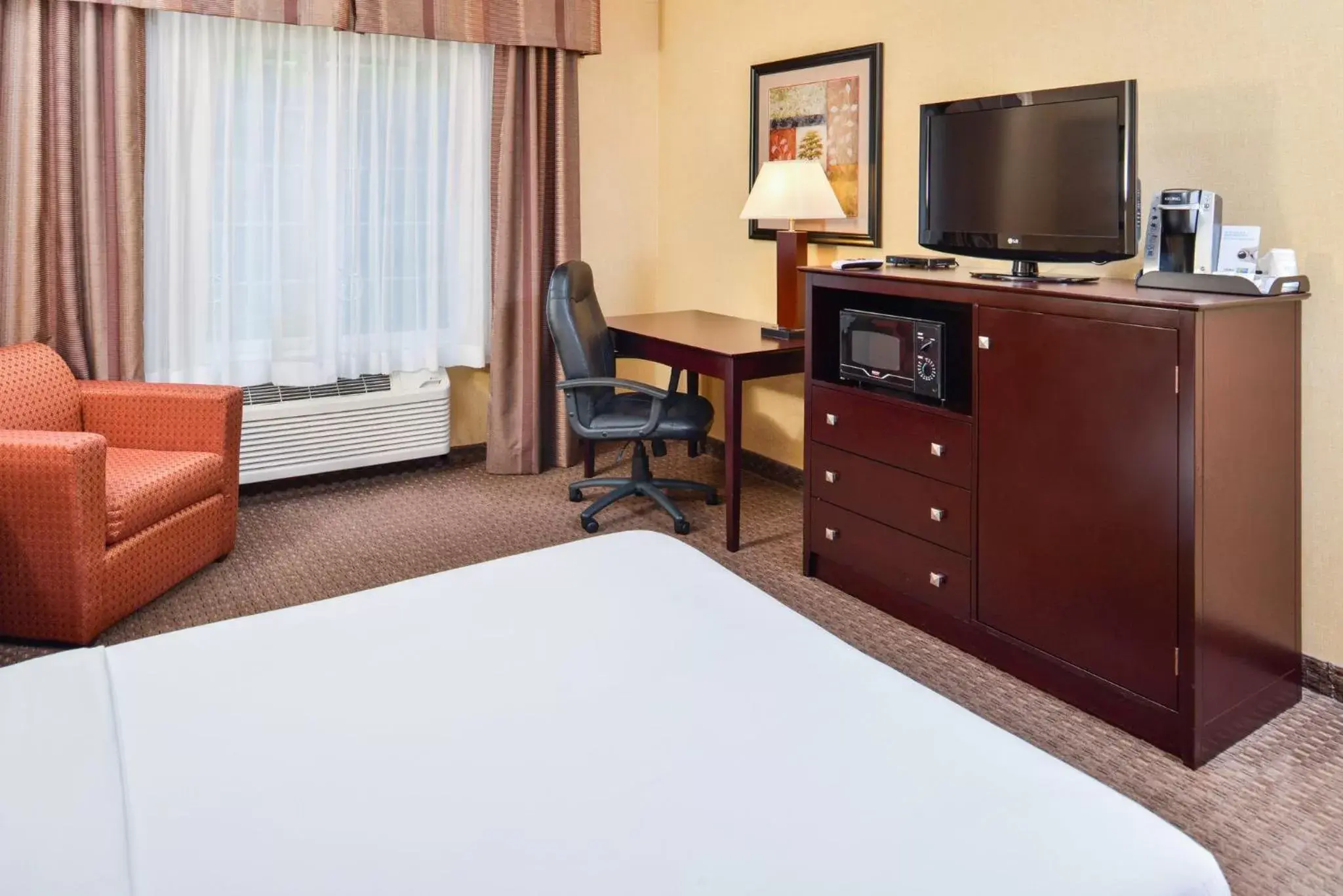 Photo of the whole room, TV/Entertainment Center in Holiday Inn Express Hotel & Suites Portland - Jantzen Beach, an IHG Hotel