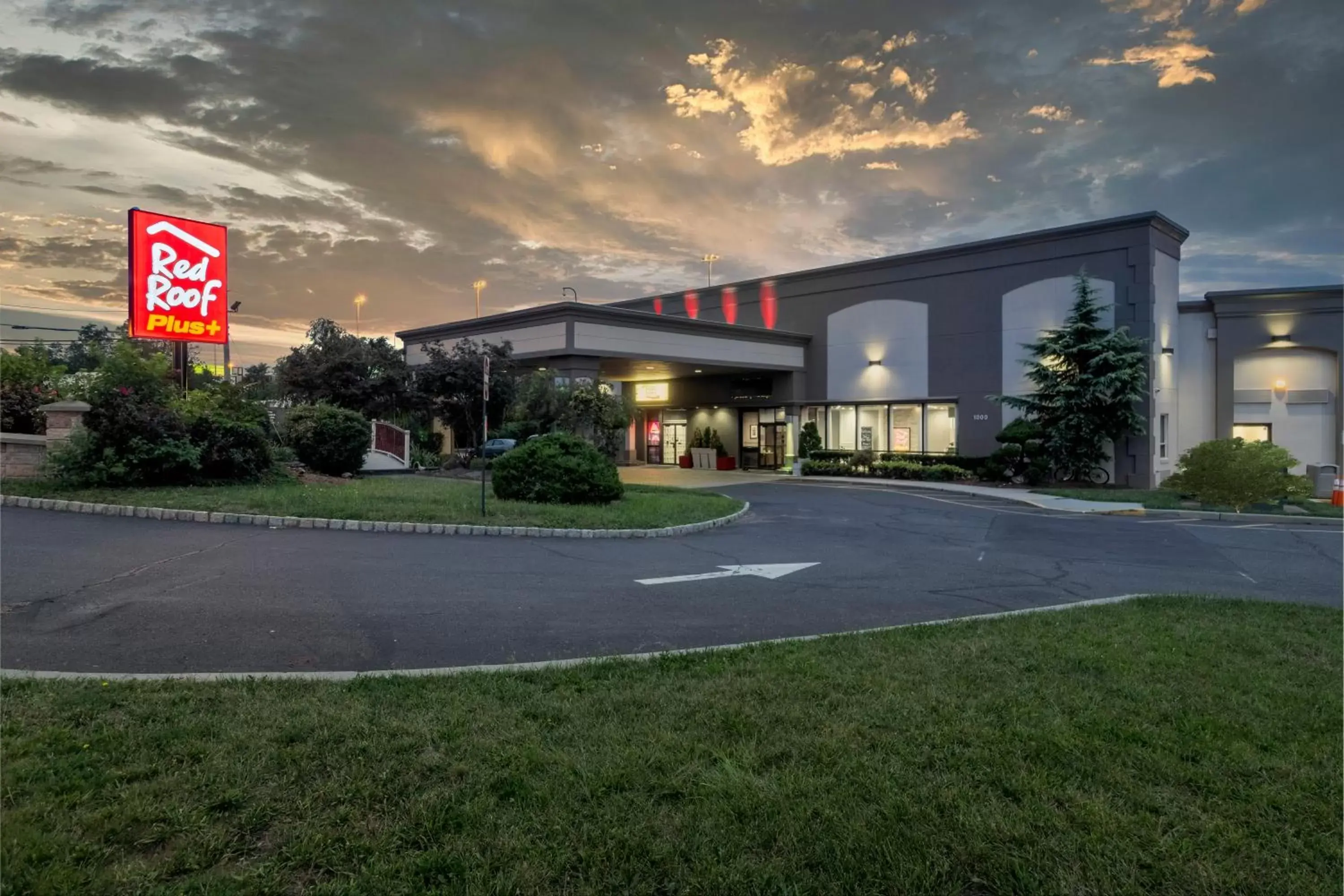 Property Building in Red Roof Inn PLUS Newark Liberty Airport - Carteret